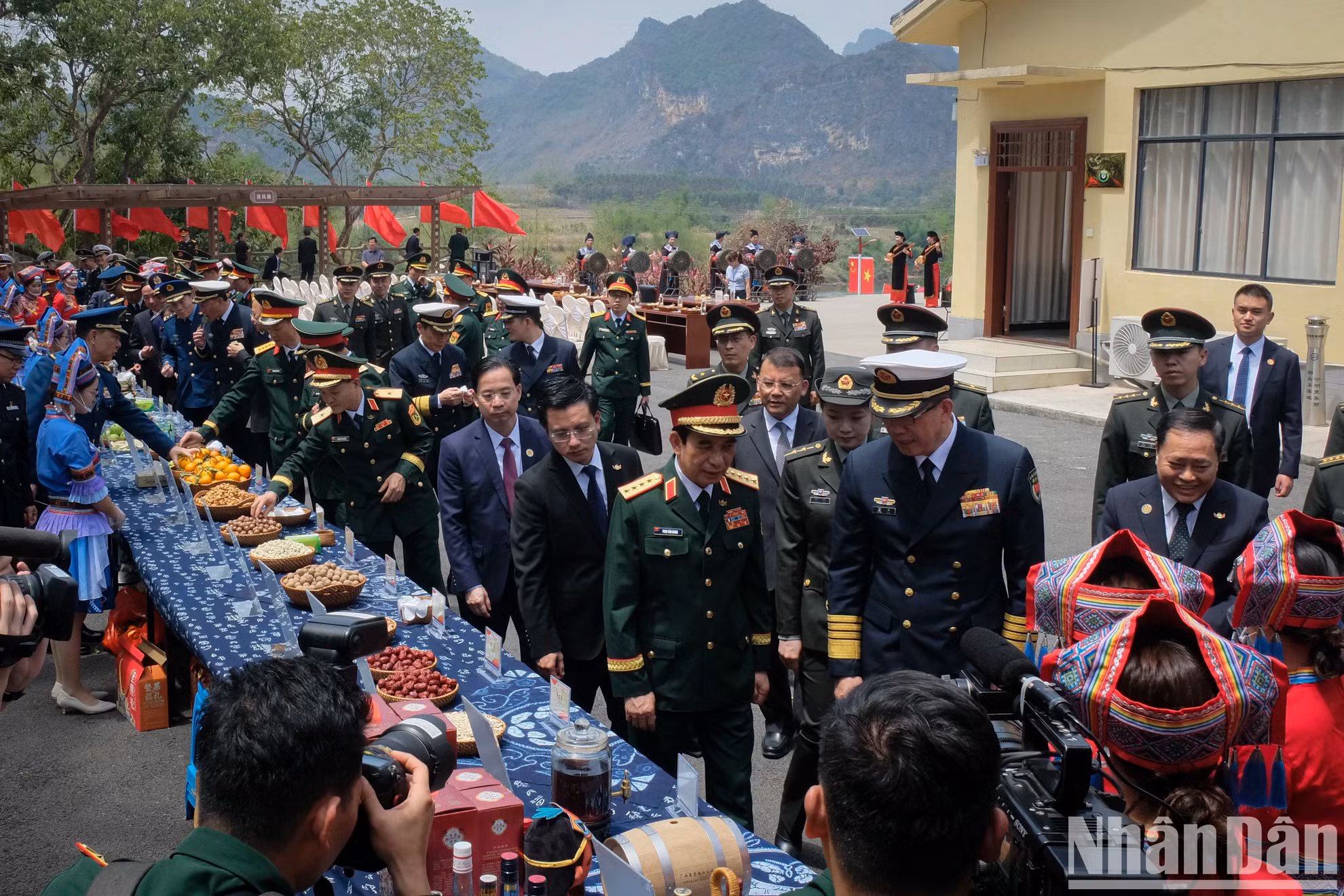 越南国防部长潘文江大将一行和中国国防部部长董军上将一行参观中国广西壮族自治区凭祥市珠连示范村。
