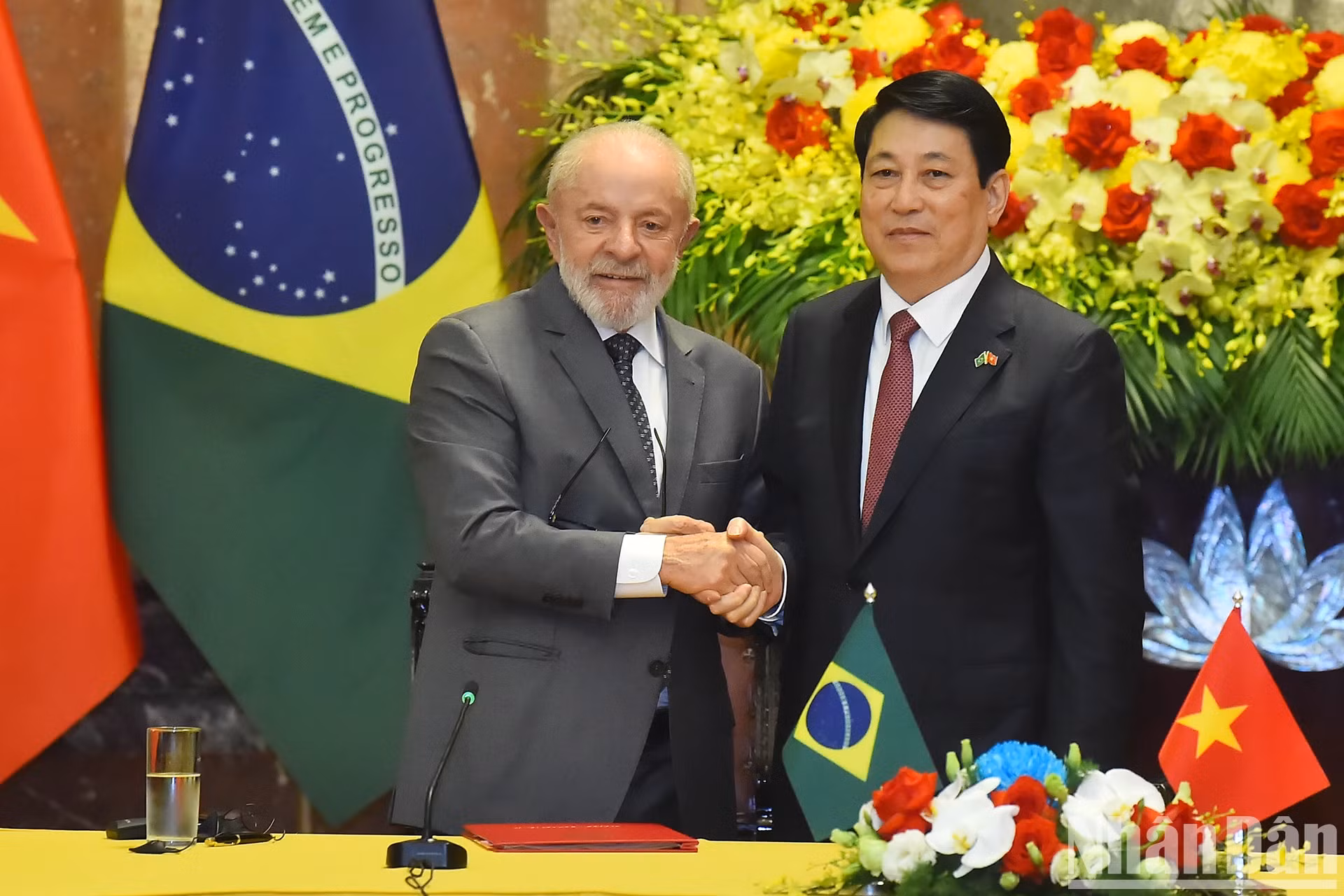 越南国家主席梁强和巴西总统路易斯·伊纳西奥·卢拉·达席尔瓦共同主持记者会。 越南国家主席梁强和巴西总统路易斯·伊纳西奥·卢拉·达席尔瓦共同主持记者会。
