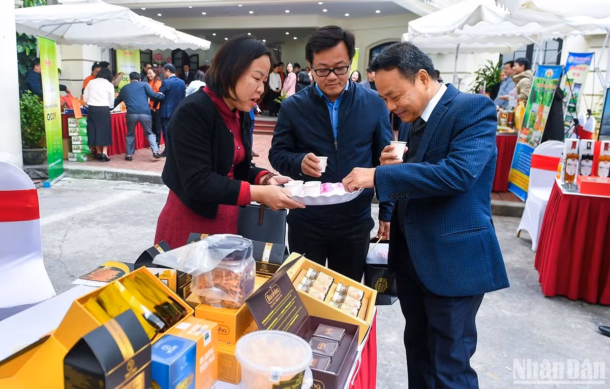 各位代表参观一乡一品产品展位并品尝产品。 各位代表参观一乡一品产品展位并品尝产品。