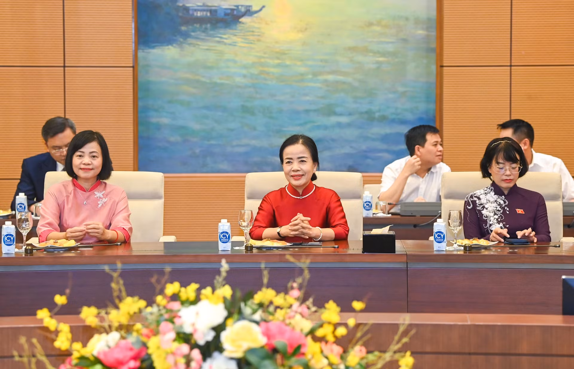 中央女性专职国会代表出席仪式。 中央女性专职国会代表出席仪式。