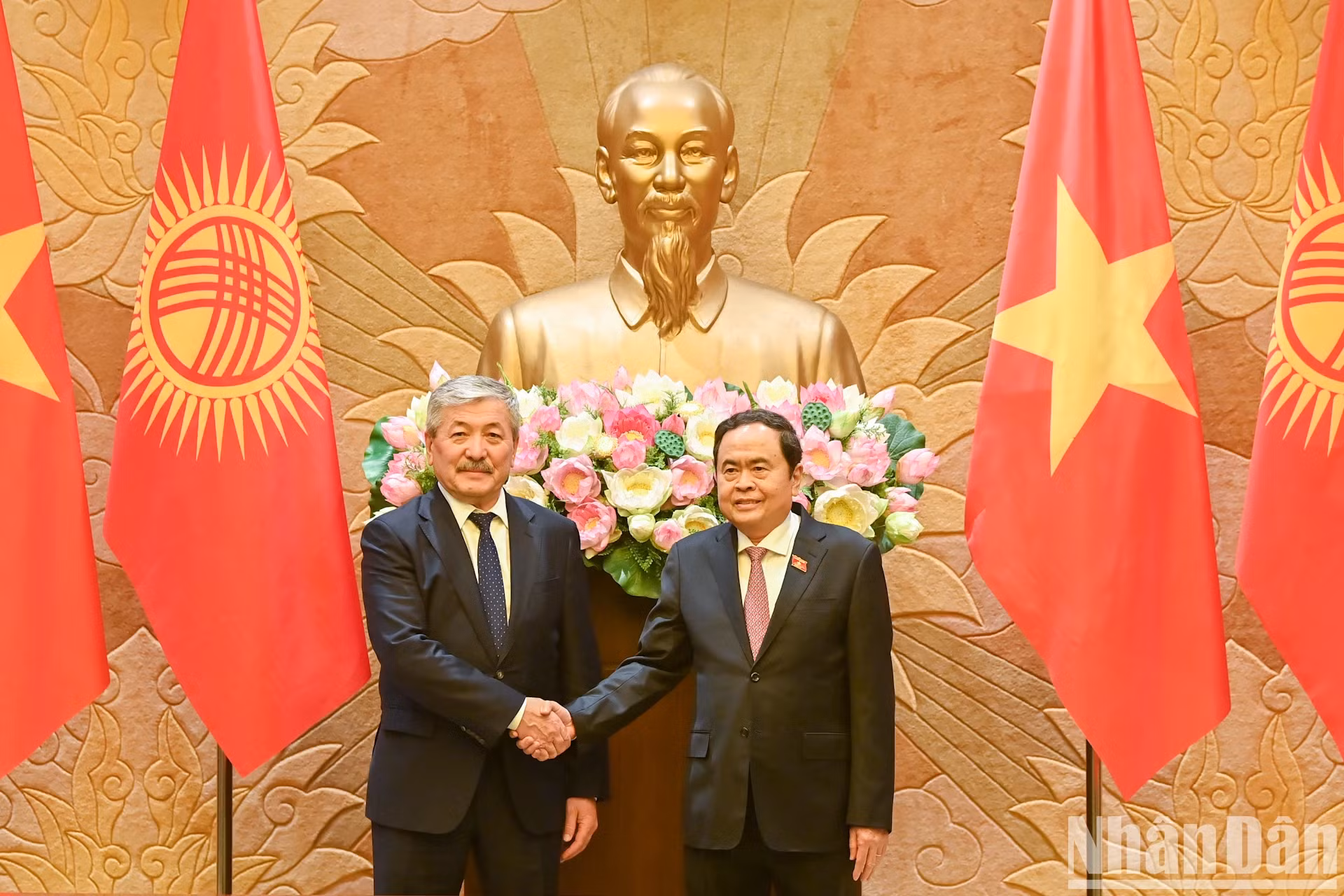 国会主席陈青敏会见阿德尔别克·卡西马利耶夫总理。 国会主席陈青敏会见阿德尔别克·卡西马利耶夫总理。