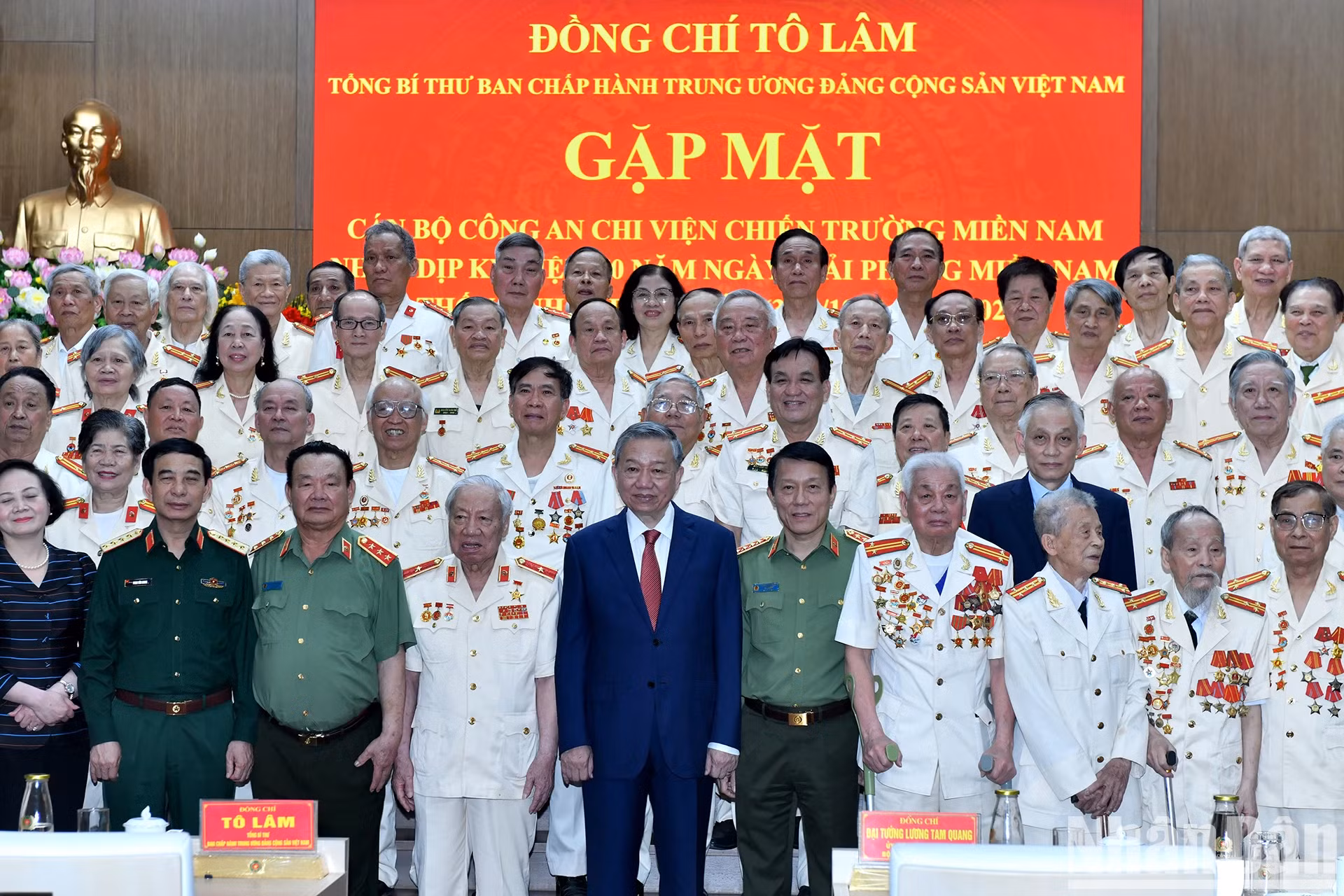 越共中央总书记苏林和各位代表。