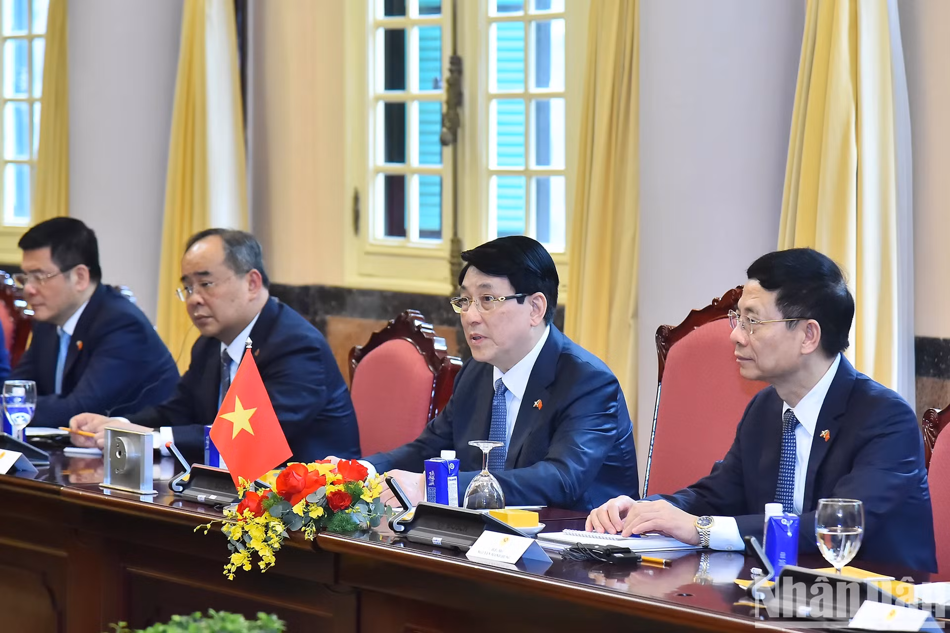 越南国家主席梁强在会谈中发表讲话。