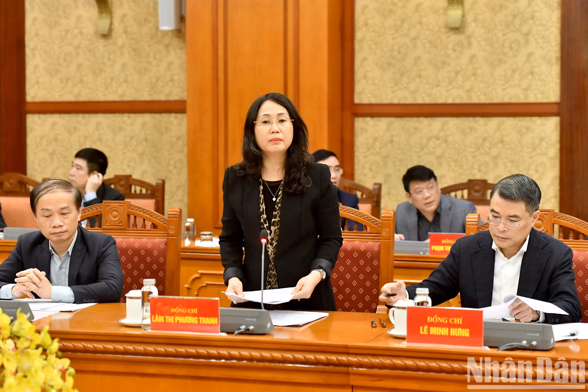 越共中央委员、越共中央办公厅常务副主任林氏芳青作越共十四大服务组织计划草案。