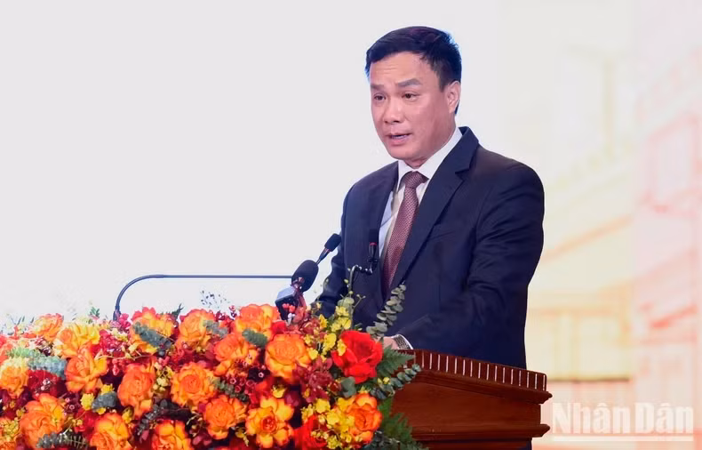海阳省人民委员会主席赵世雄在会上发表讲话。 海阳省人民委员会主席赵世雄在会上发表讲话。