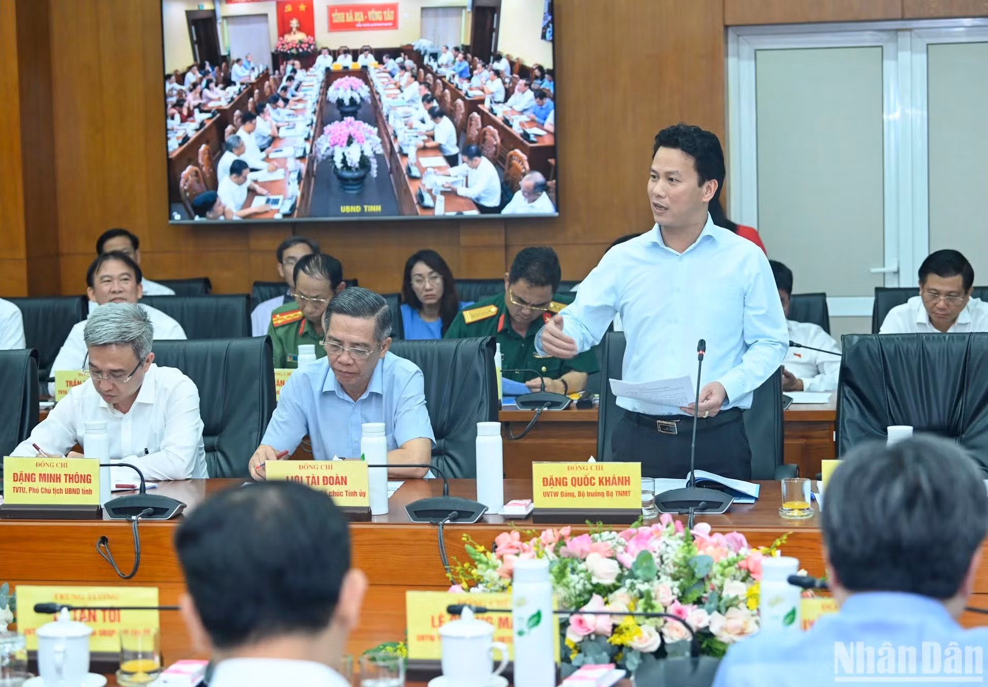 自然资源与环境部部长邓国庆在会上发表讲话。