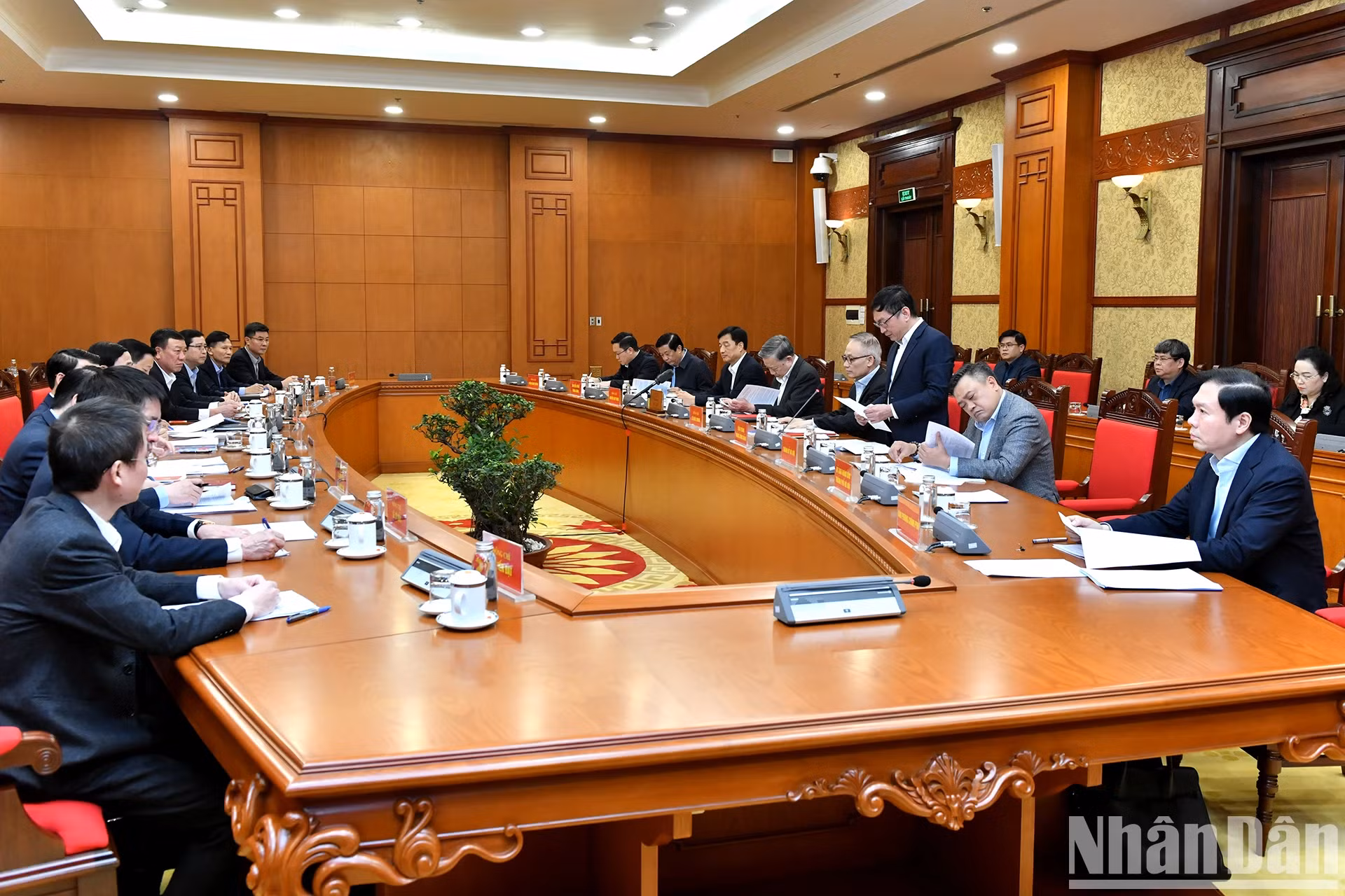 苏林总书记主持与政府监察总署党组、各机关单位及河内市的工作会议。