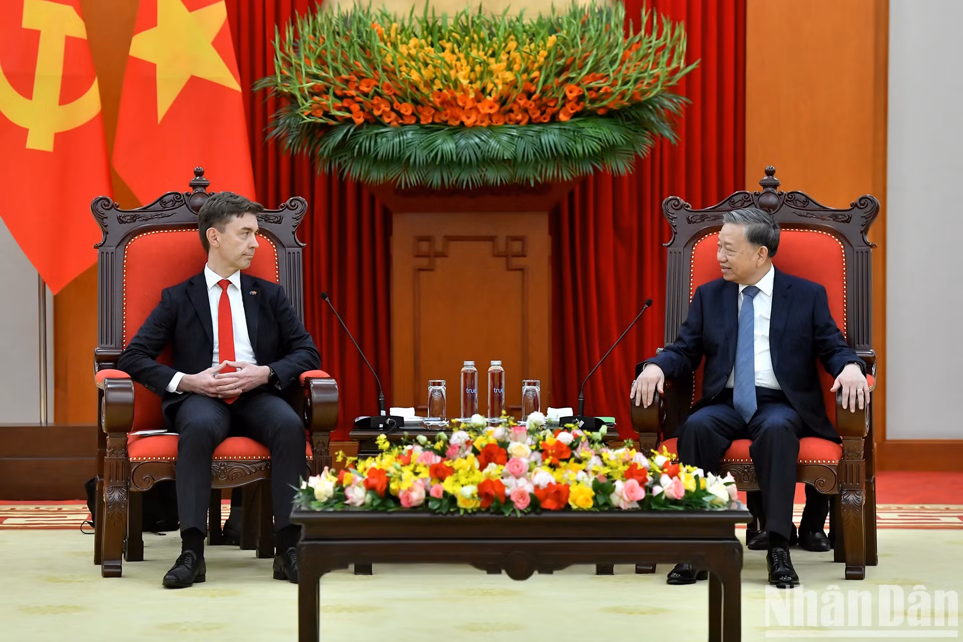 越共中央总书记苏林会见欧盟驻越南代表团团长朱利安·古尔利尔。