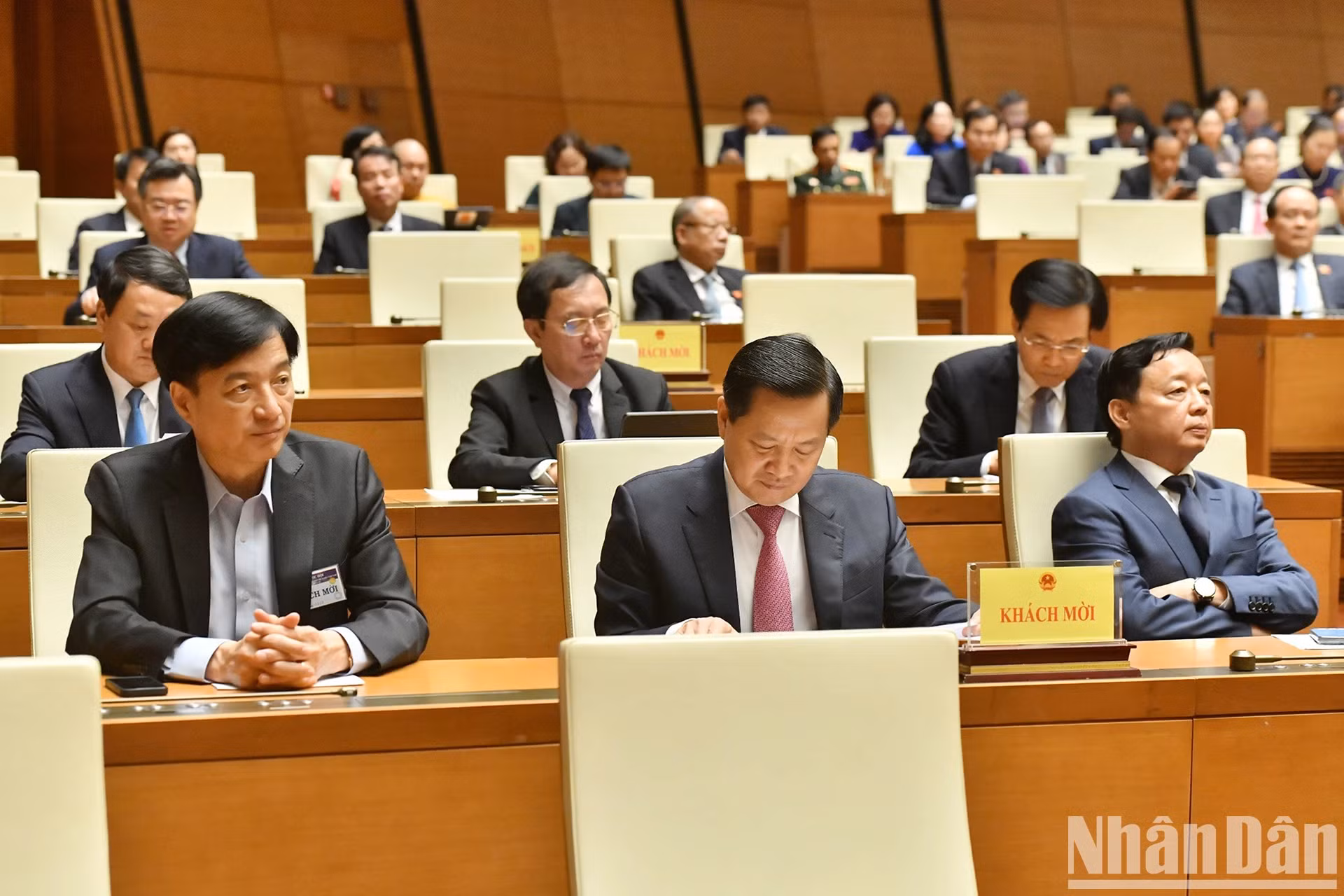 政府副总理黎明概，政府副总理陈红河，政府成员和各位代表一同出席闭幕式。