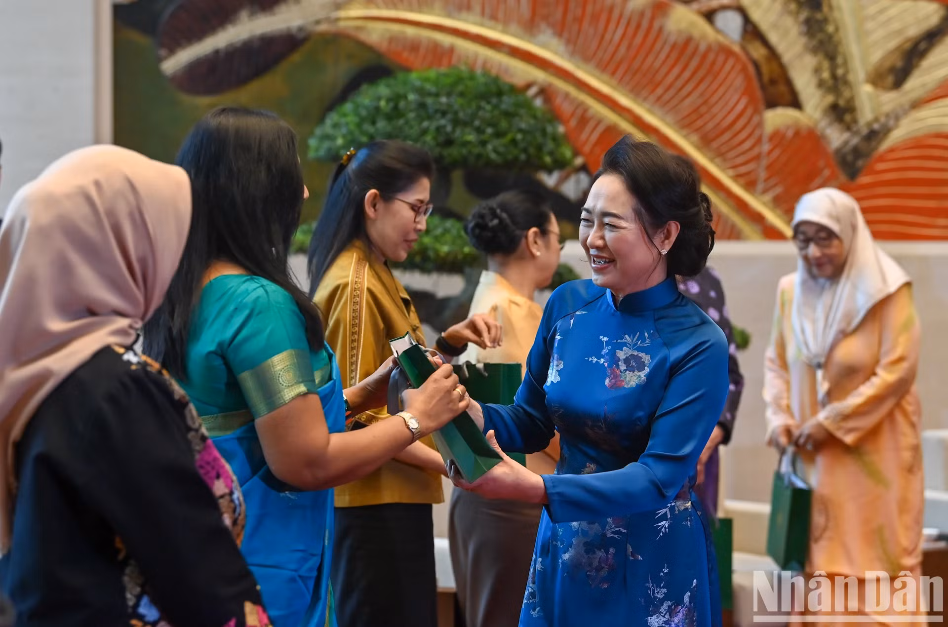 阮氏青娥夫人向AWCH成员赠送了越南传统礼品。 阮氏青娥夫人向AWCH成员赠送了越南传统礼品。