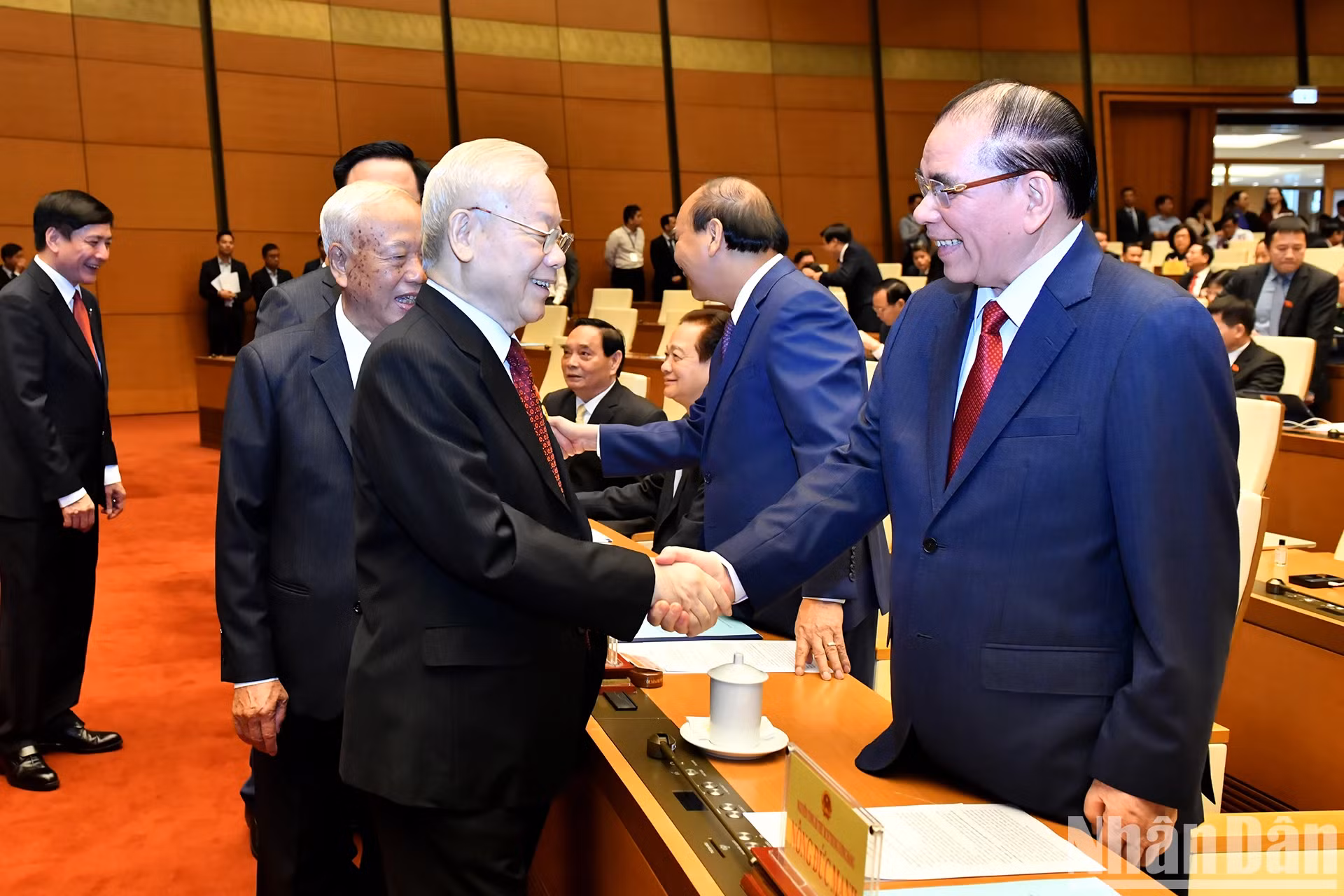 越共中央总书记阮富仲、党和国家领导、前领导出席越南第十五届国会第六次会议开幕式。 越共中央总书记阮富仲、党和国家领导、前领导出席越南第十五届国会第六次会议开幕式。