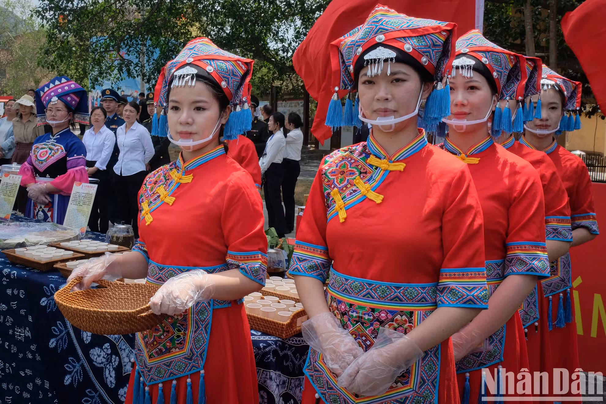 中国广西壮族自治区的姑娘们介绍当地土特产。