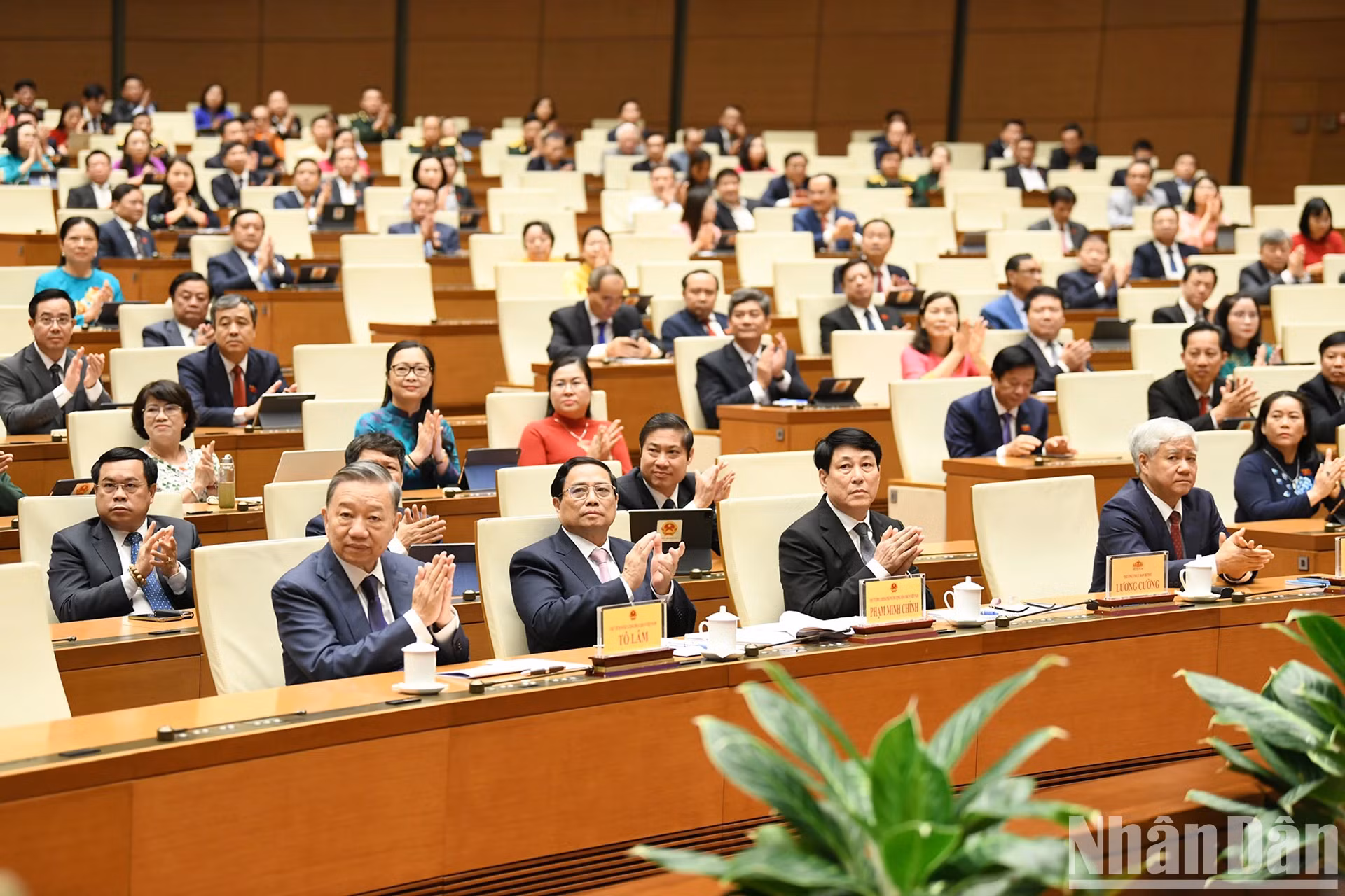 国家主席苏林，政府总理范明正，国会主席陈青敏，中央书记处常务书记梁强，越南祖国阵线中央委员会主席杜文战，党和国家领导、国会代表一同出席越南第十五届国会第七次会议闭幕式。