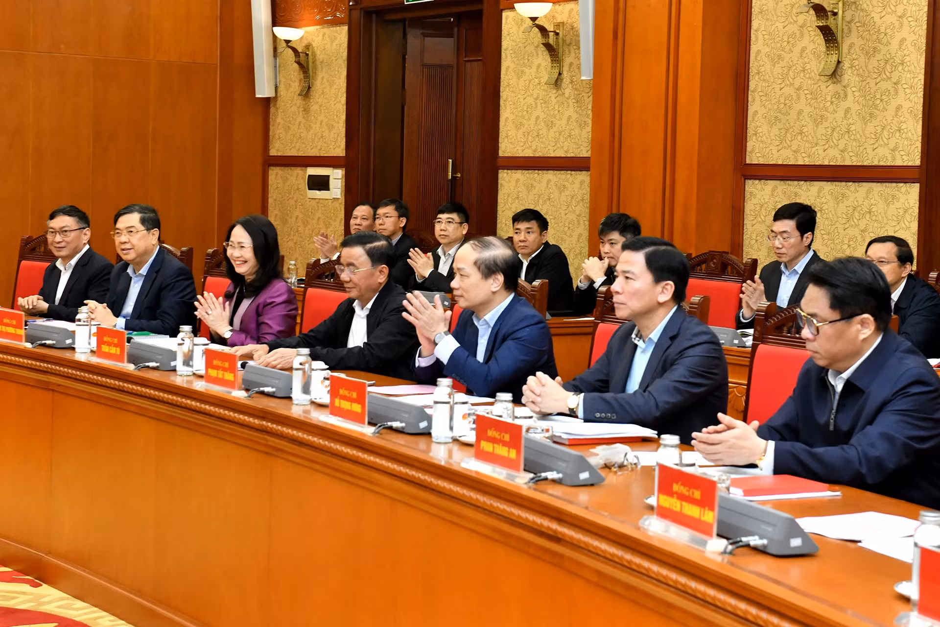 越共十四大服务组织小组成员与会。