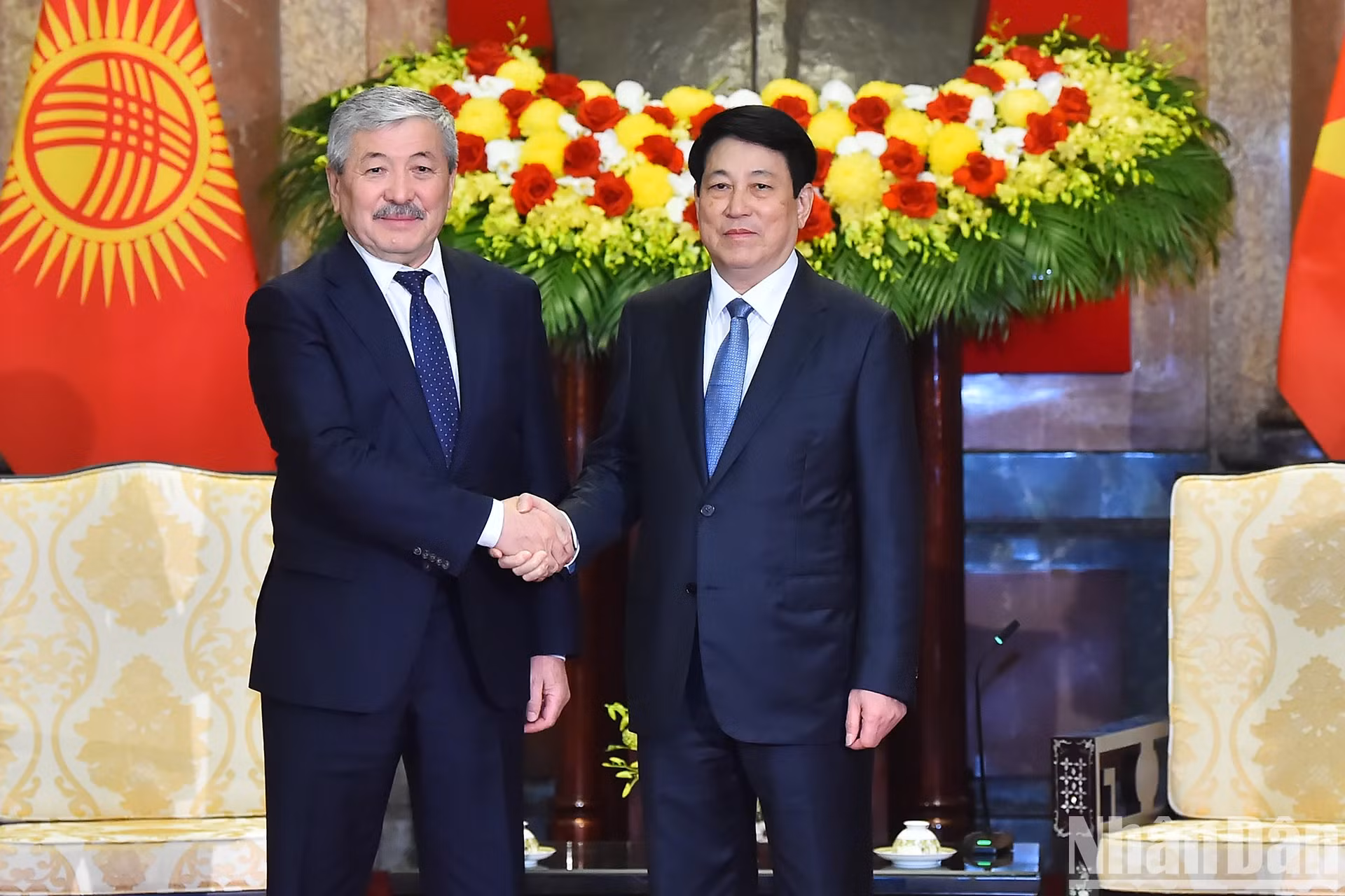 越南国家主席梁强和吉尔吉斯斯坦总理阿德尔别克·卡西马利耶夫。 越南国家主席梁强和吉尔吉斯斯坦总理阿德尔别克·卡西马利耶夫。
