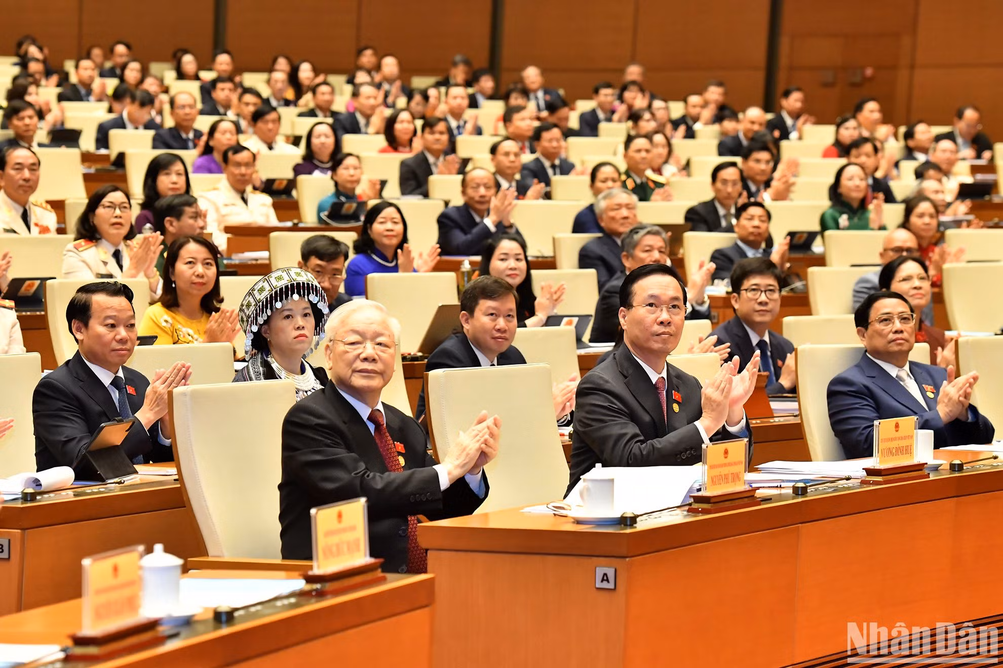越共中央总书记阮富仲、国家主席武文赏、政府总理范明正、党和国家领导、前领导出席越南第十五届国会第六次会议开幕式。