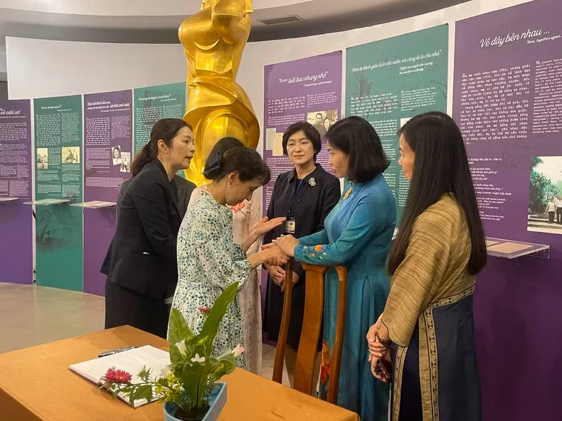 石破佳子女士在参观越南妇女博物馆后对越南妇女所作出的贡献及牺牲表示钦佩。