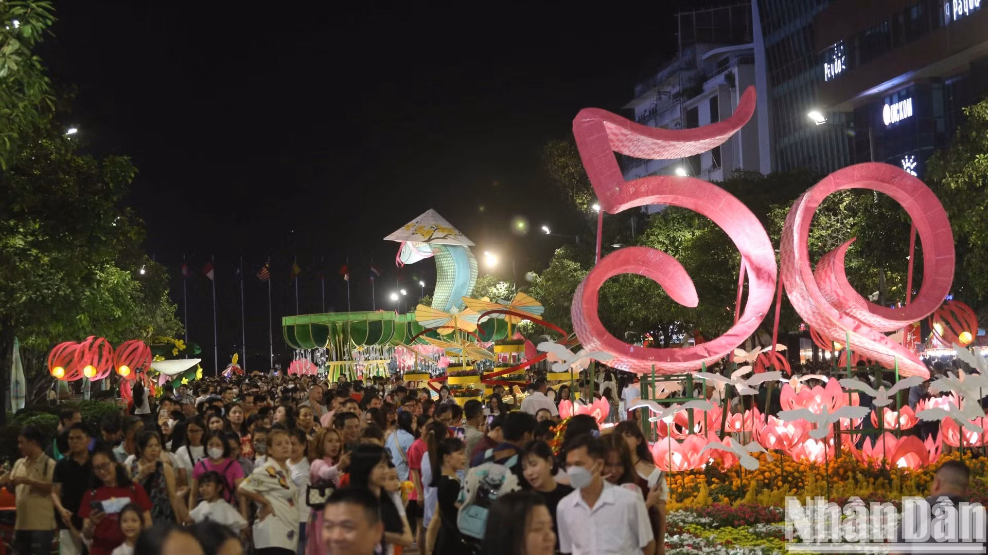 众多民众与蛇吉祥物拍照。