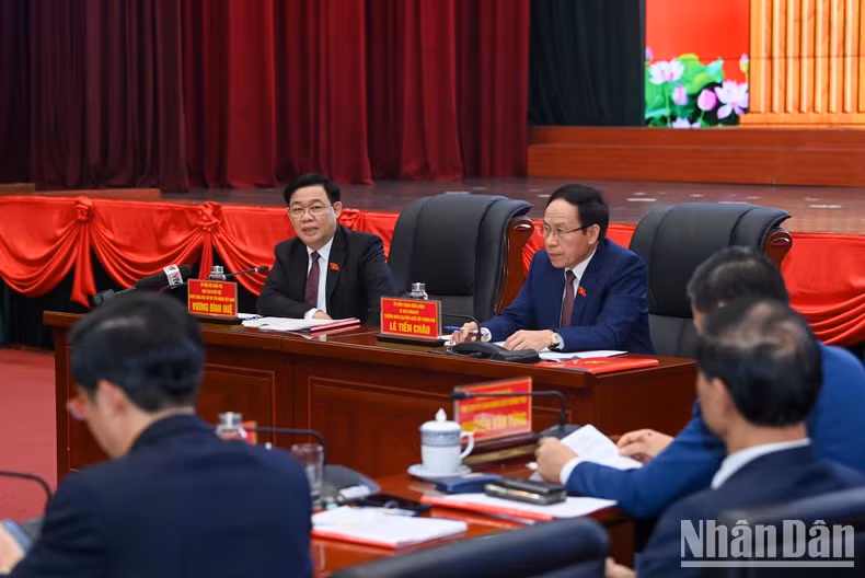 国会主席王廷惠在会上发表讲话。