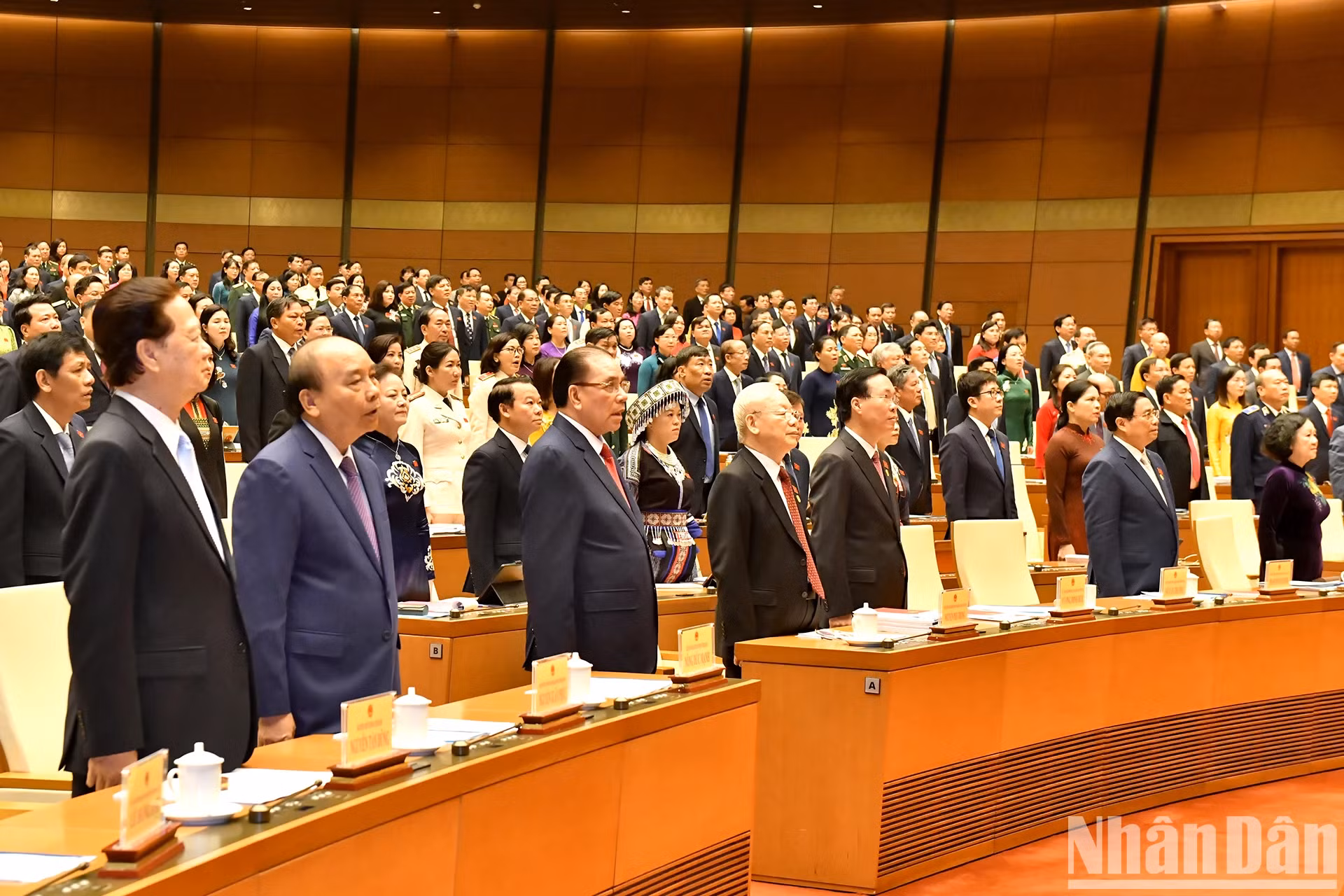 越共中央总书记阮富仲、党和国家领导、前领导向国旗敬礼。 越共中央总书记阮富仲、党和国家领导、前领导向国旗敬礼。
