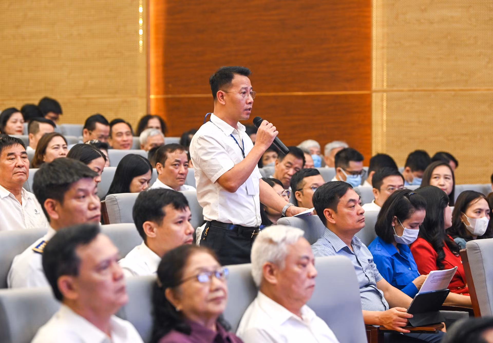 海防市吴权郡选民黎德松就有关《土地法》(修正草案)的若干内容发表讲话。 海防市吴权郡选民黎德松就有关《土地法》(修正草案)的若干内容发表讲话。