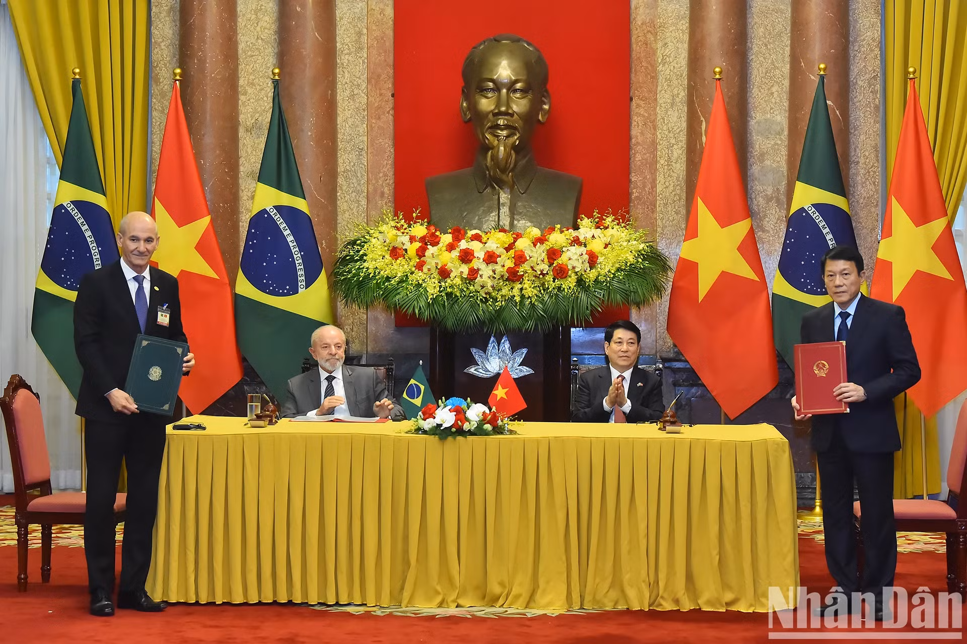 越南国家主席梁强和巴西总统路易斯·伊纳西奥·卢拉·达席尔瓦见证越南和巴西《政府间机密信息交换与保护协议》交换仪式。 越南国家主席梁强和巴西总统路易斯·伊纳西奥·卢拉·达席尔瓦见证越南和巴西《政府间机密信息交换与保护协议》交换仪式。