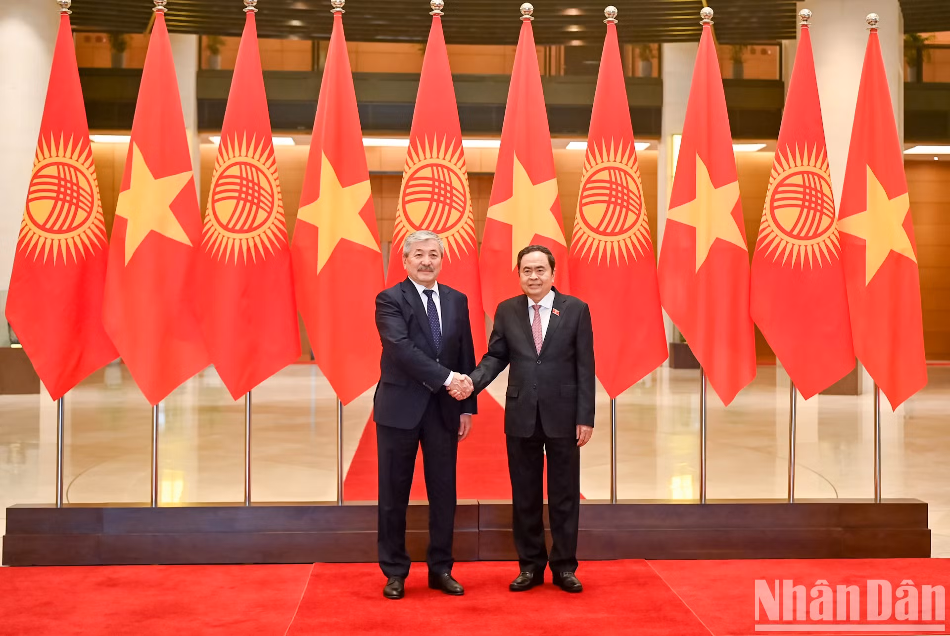 国会主席陈青敏和阿德尔别克·卡西马利耶夫总理。 国会主席陈青敏和阿德尔别克·卡西马利耶夫总理。