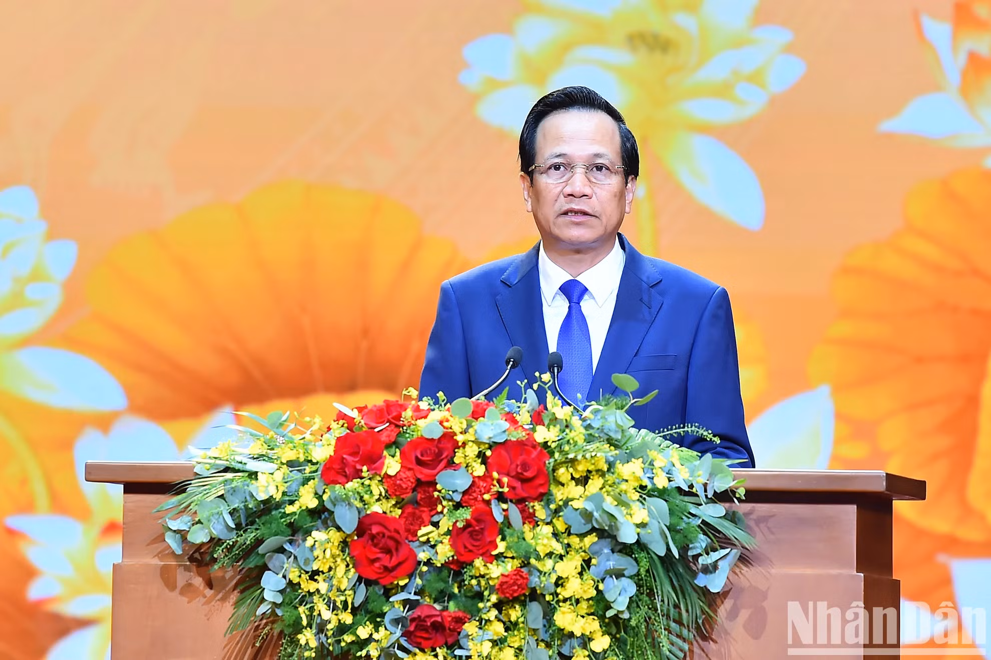 劳动荣军与社会部部长陶玉容作关于2024年革命有功者感恩报告。