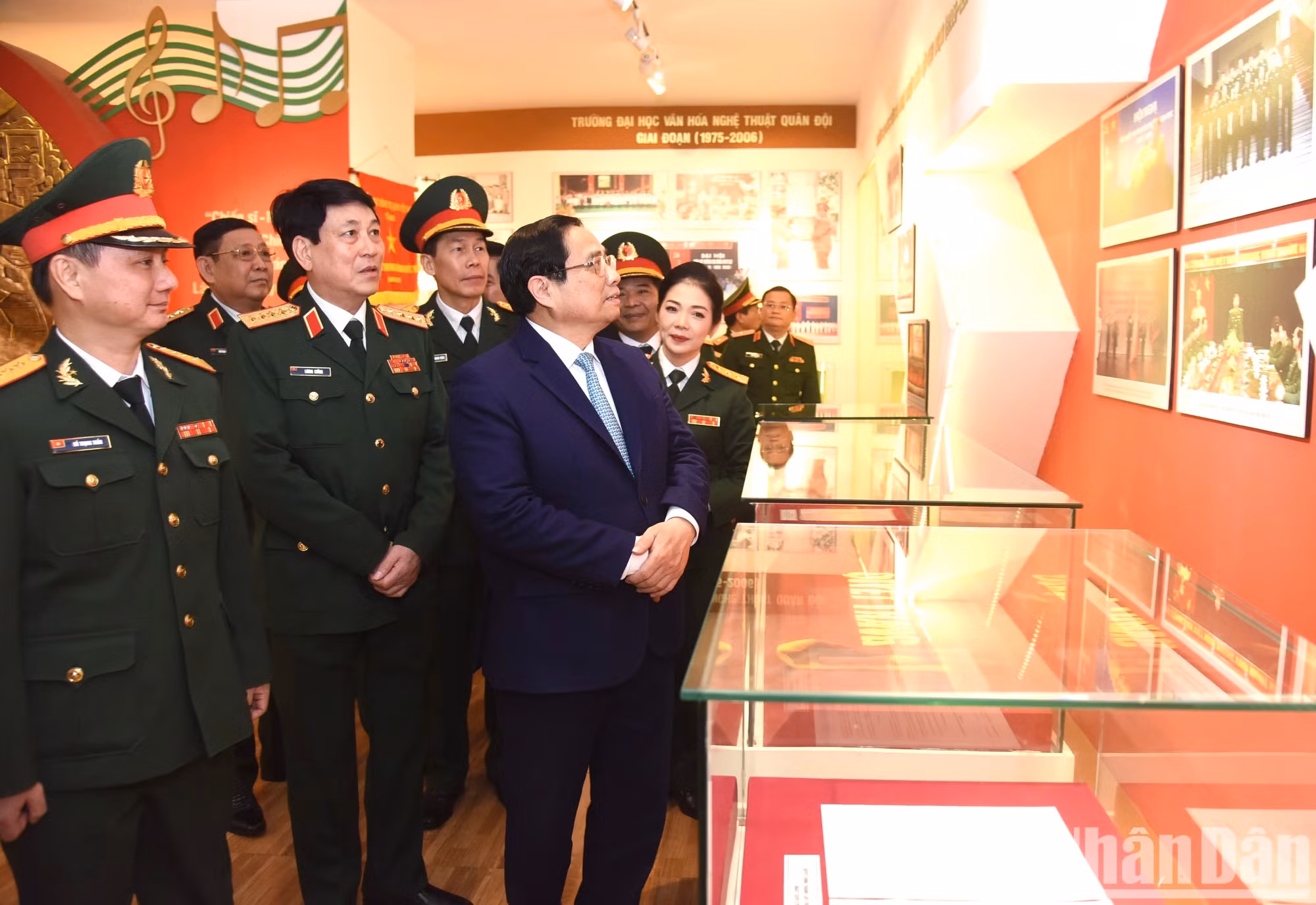 政府总理范明正参观军队艺术文化大学的传统陈列室。 政府总理范明正参观军队艺术文化大学的传统陈列室。