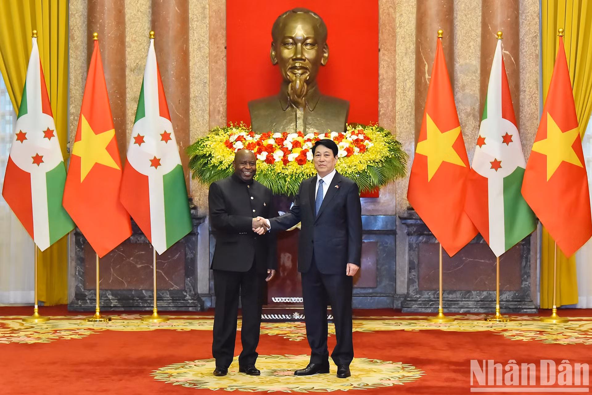 越南国家主席梁强和布隆迪总统埃瓦里斯特·恩达伊施米耶在欢迎仪式后合影。