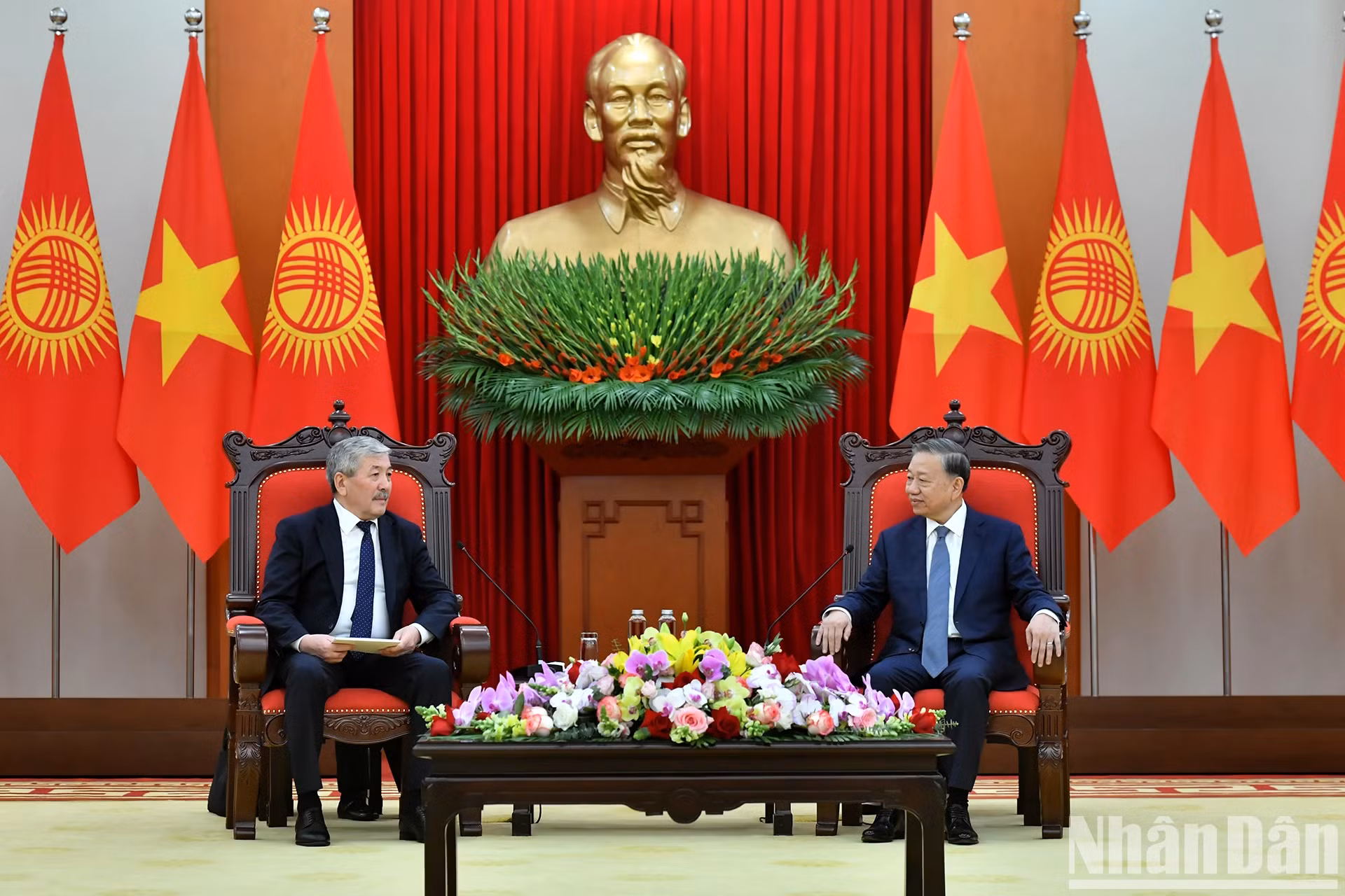越共中央总书记苏林会见吉尔吉斯共和国总理阿德尔别克·卡西马利耶夫。