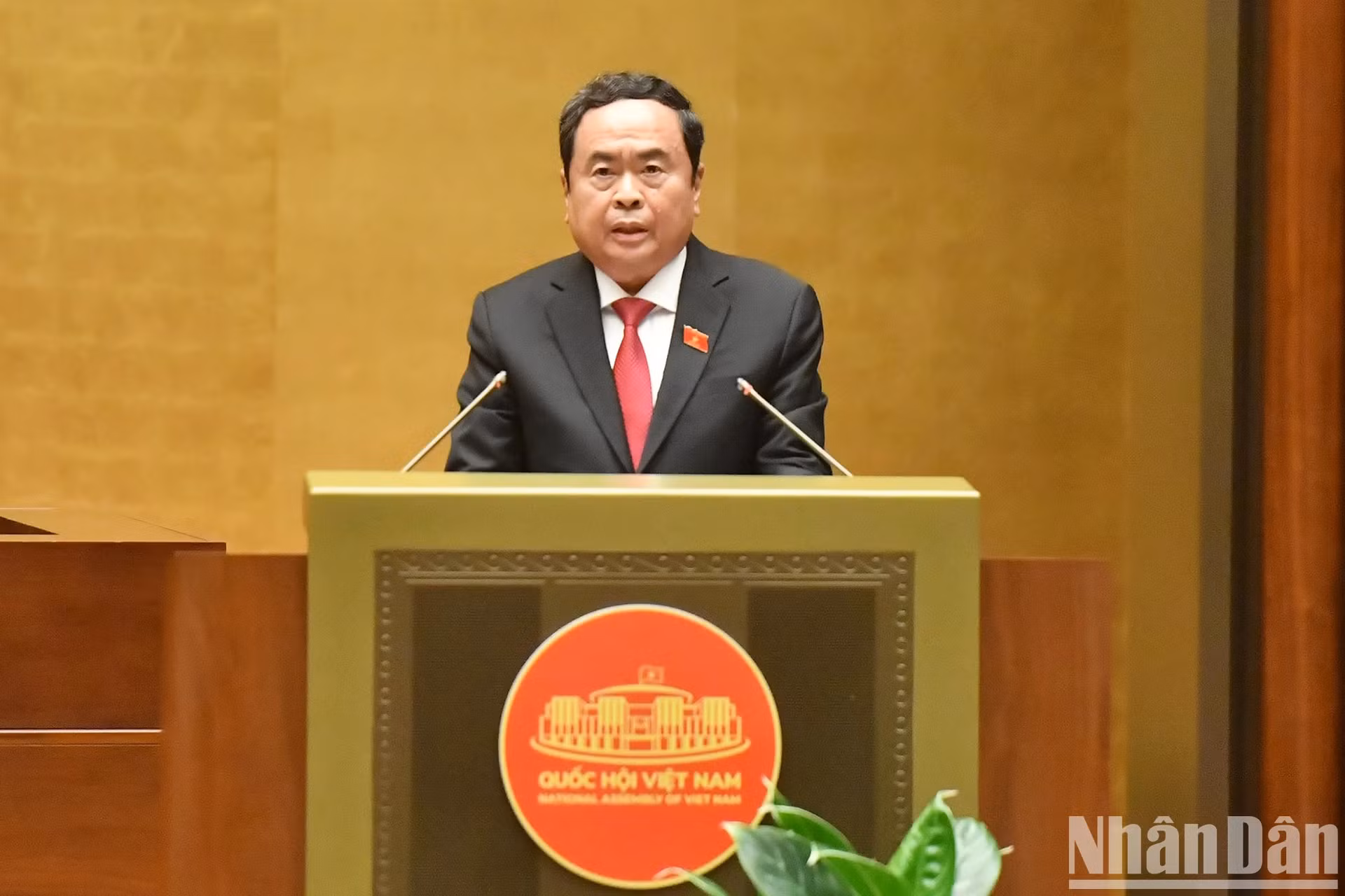 国会主席陈青敏在第十五届国会第七次会议闭幕式上发表讲话。