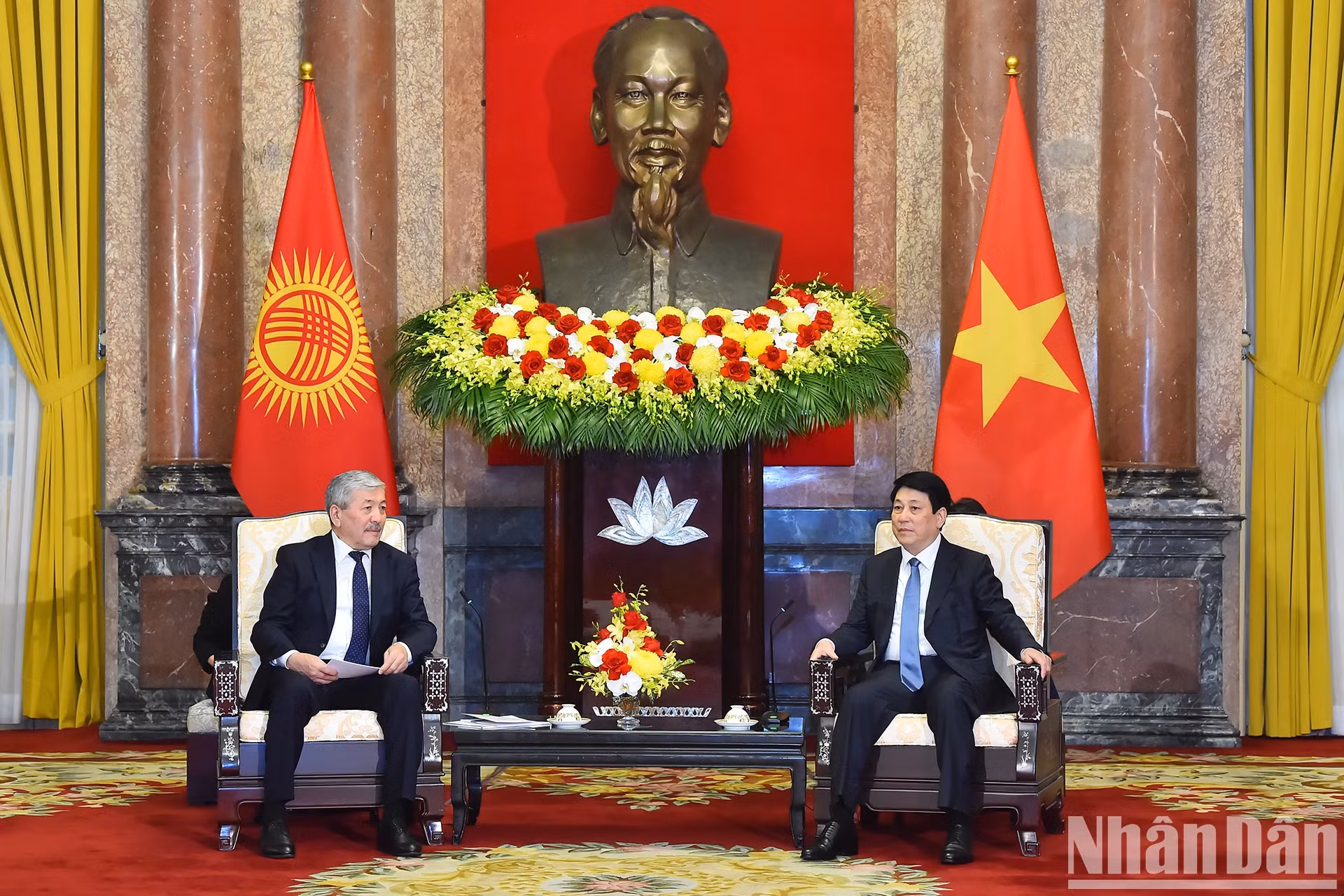 越南国家主席梁强会见吉尔吉斯斯坦总理阿德尔别克·卡西马利耶夫。 越南国家主席梁强会见吉尔吉斯斯坦总理阿德尔别克·卡西马利耶夫。