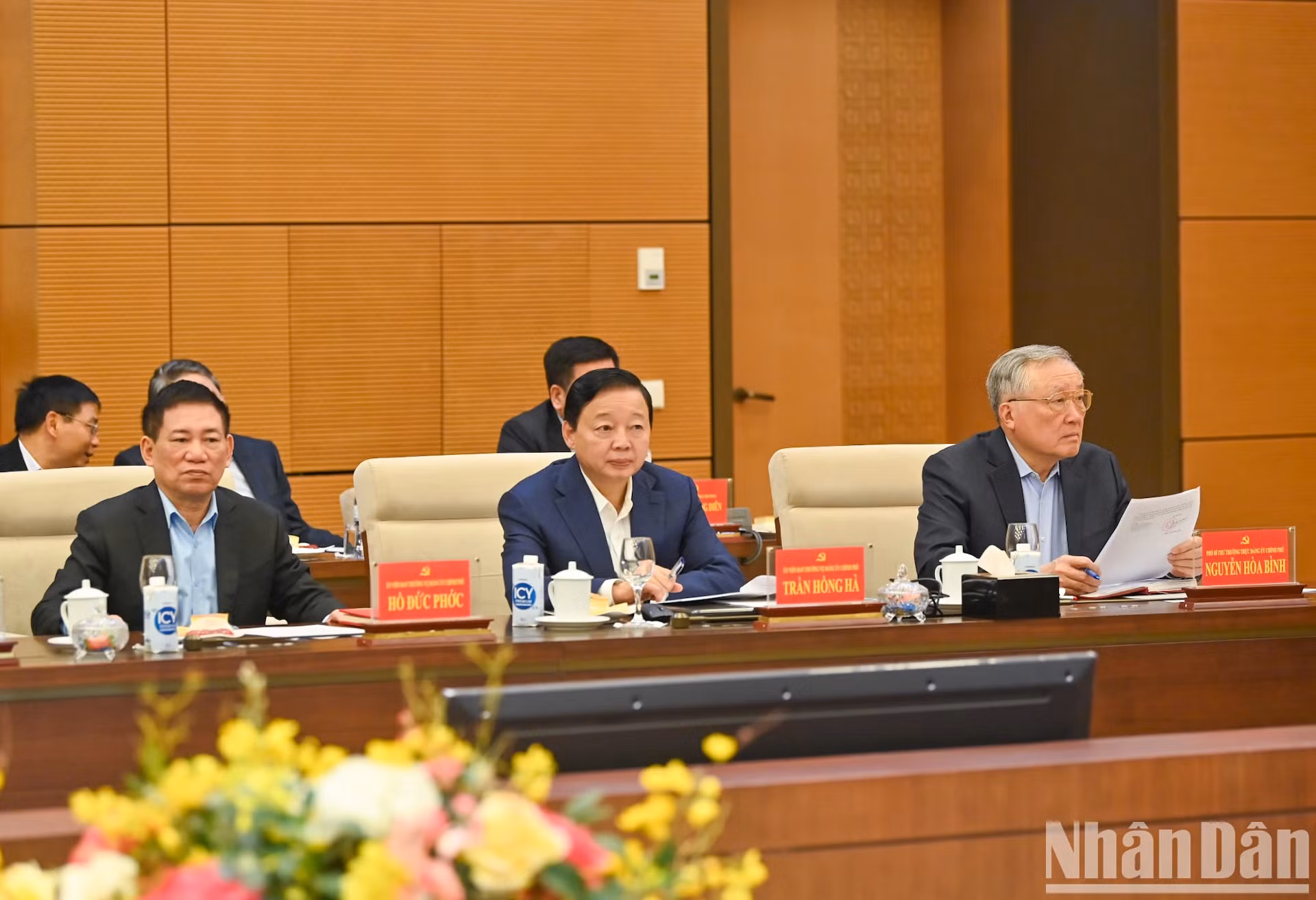 政府党委常务副书记、政府常务副总理阮和平和政府党委常委会委员、政府副总理等代表与会。 政府党委常务副书记、政府常务副总理阮和平和政府党委常委会委员、政府副总理等代表与会。