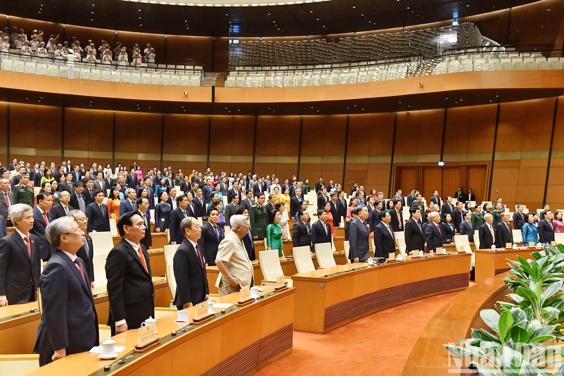 党和国家领导、前领导、国会代表在第十五届国会第七次会议闭幕式上向国旗敬礼。