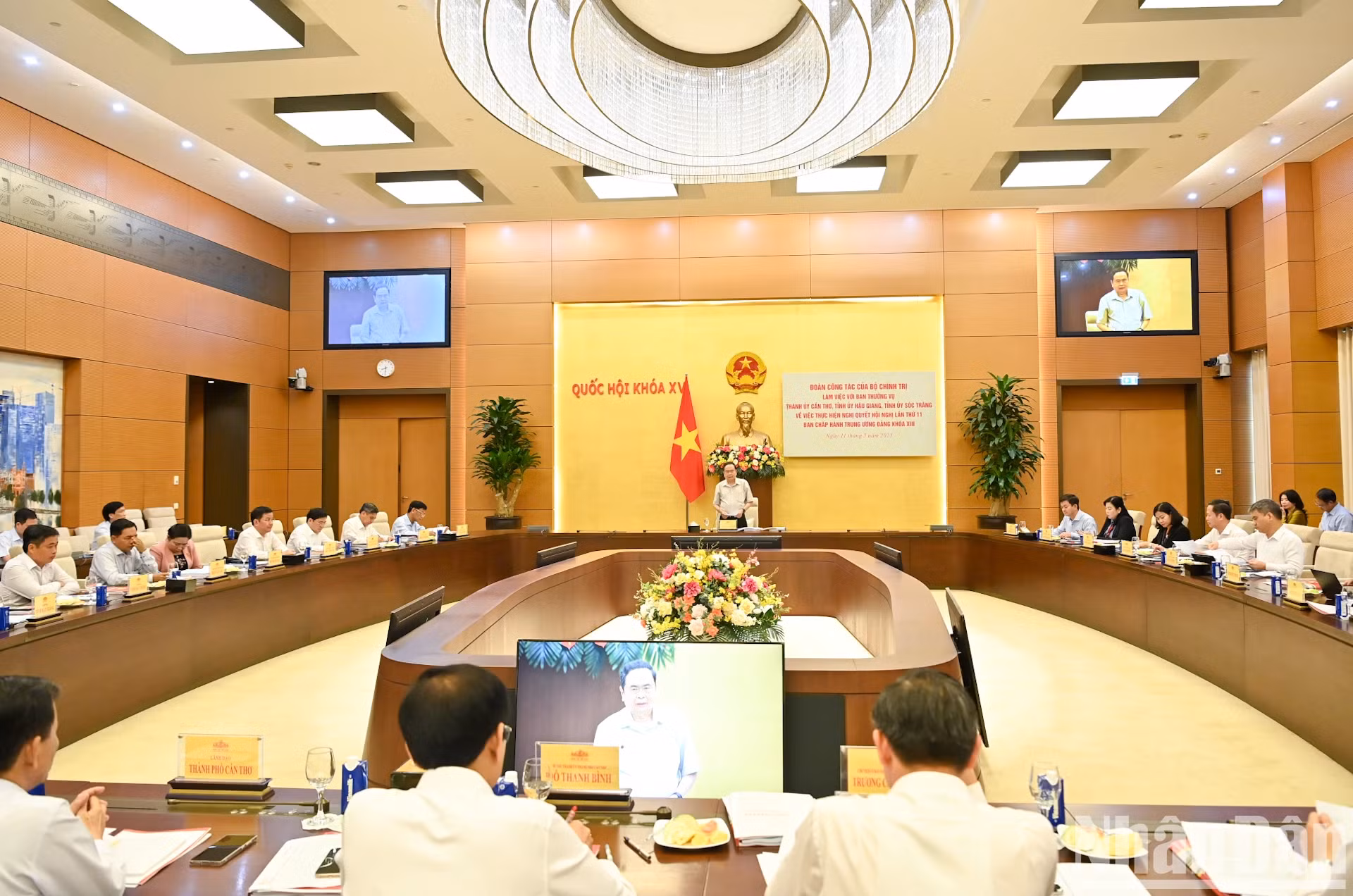 在国会大厦召开的会议场景。