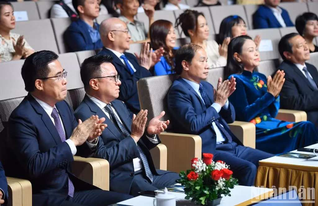 越共中央委员、中央宣教部常务副部长赖春门,越共中央委员、越南《人民报》社总编辑、中央宣教部副部长、越南新闻工作者协会主席黎国明,中央民运部常务副部长范必胜,越共中央委员、越南祖国阵线中央委员会副主席兼秘书长阮氏秋河,国会常委会委员、国会文化教育委员会主任阮得荣等代表一同出席。 越共中央委员、中央宣教部常务副部长赖春门,越共中央委员、越南《人民报》社总编辑、中央宣教部副部长、越南新闻工作者协会主席黎国明,中央民运部常务副部长范必胜,越共中央委员、越南祖国阵线中央委员会副主席兼秘书长阮氏秋河,国会常委会委员、国会文化教育委员会主任阮得荣等代表一同出席。
