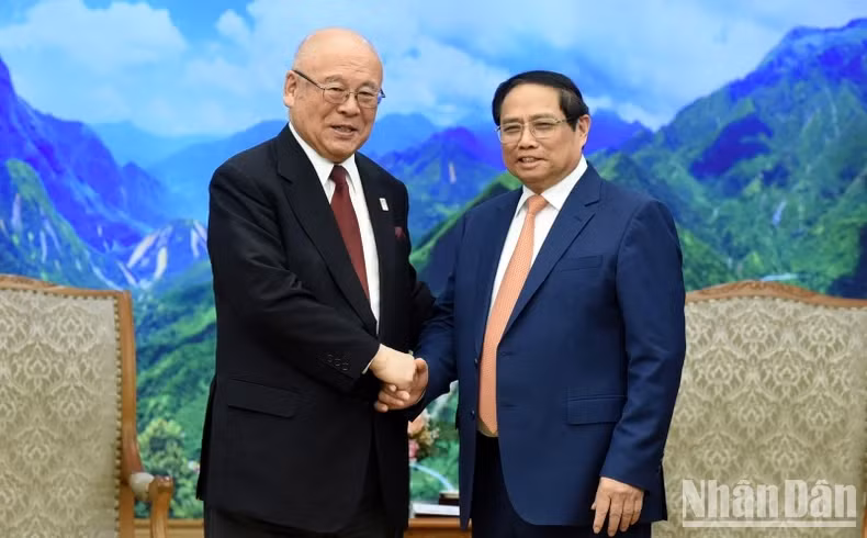 越南政府总理范明正会见日越友好议员联盟特别顾问武部勤。