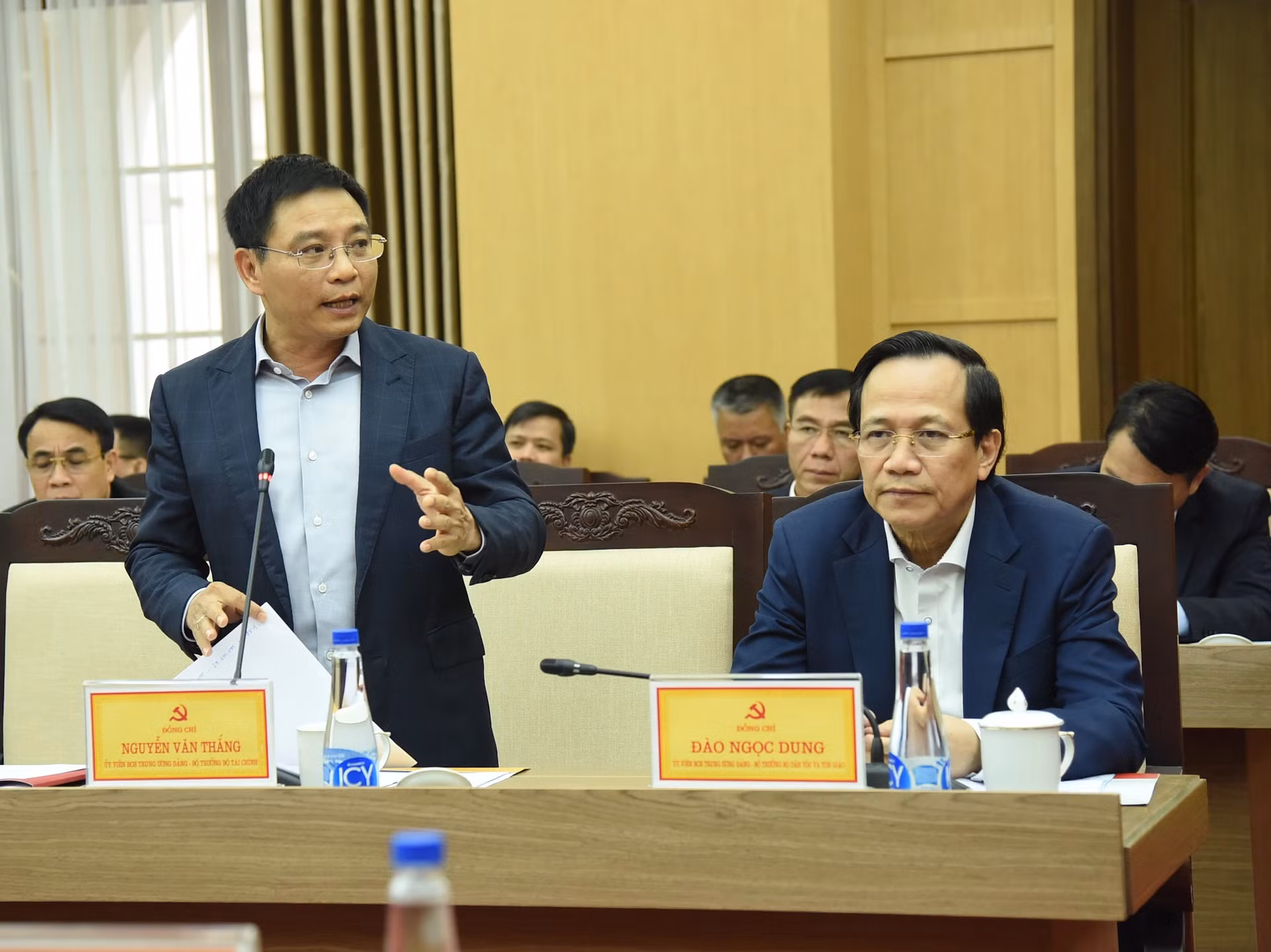 财政部部长阮文胜在会上发表讲话。