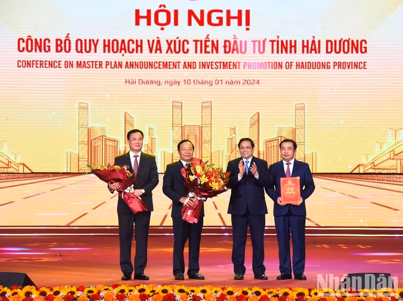越南政府总理范明正向海阳省领导颁发该省规划公布决定书。 越南政府总理范明正向海阳省领导颁发该省规划公布决定书。