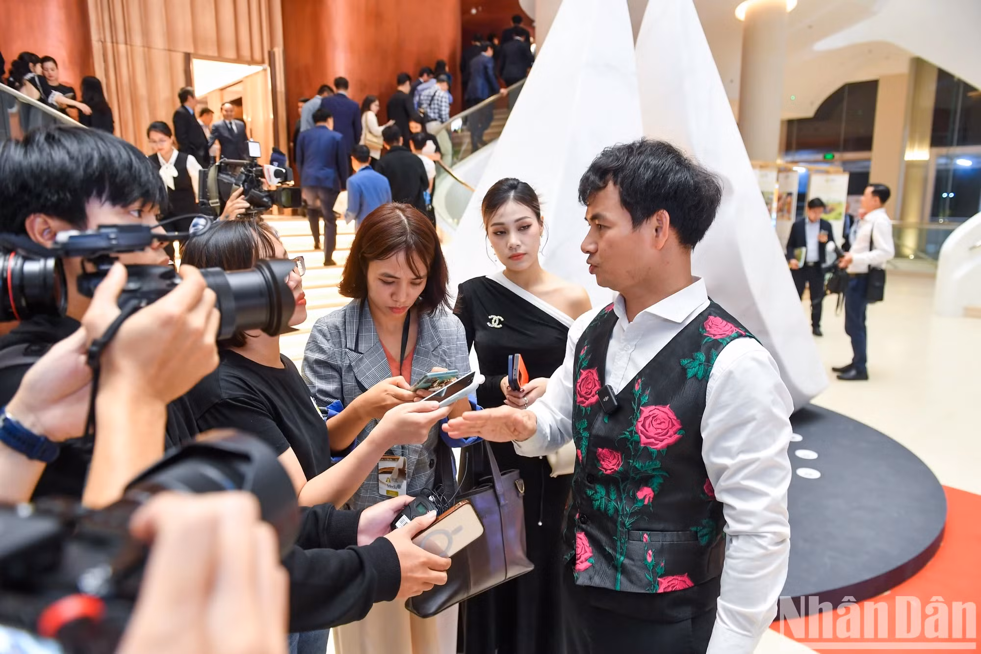 越南人民艺术家春北出席颁奖仪式。 越南人民艺术家春北出席颁奖仪式。