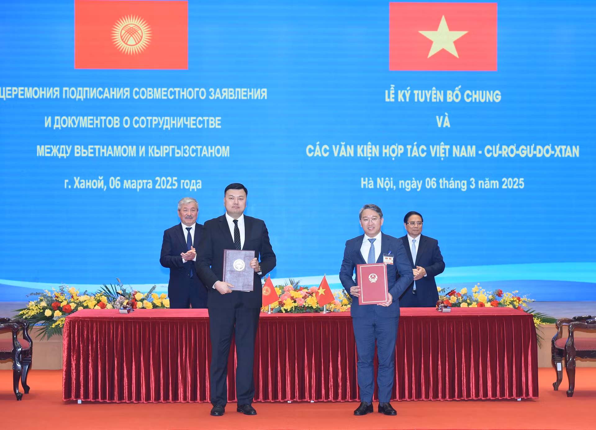范明正总理和卡西马利耶夫总理见证越南社会主义共和国司法部与吉尔吉斯共和国司法部法律合作备忘录签署仪式。