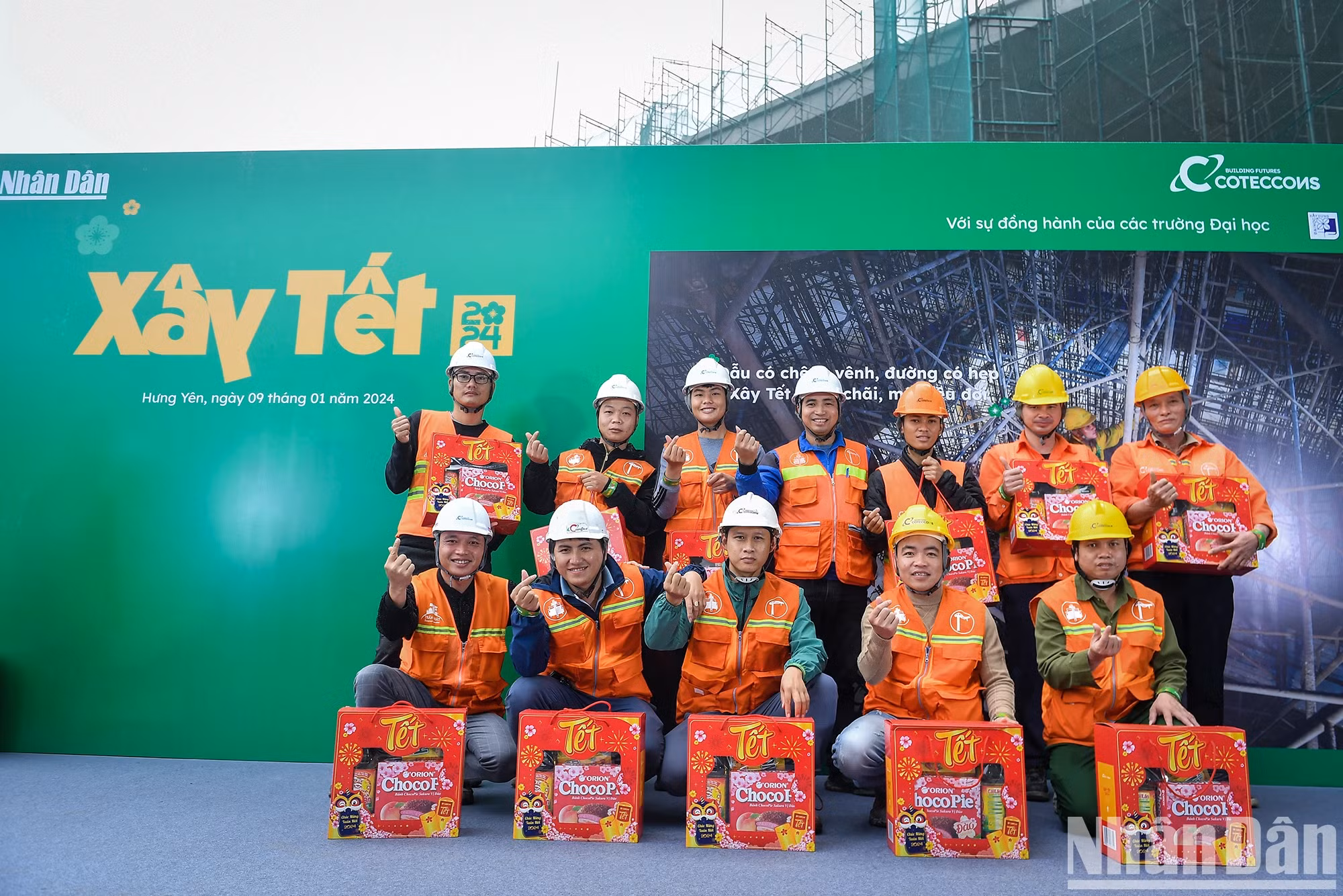 1月9日上午,《人民报》和Coteccons集团向在兴安省工作的工人们赠送近1800分春节礼物。 1月9日上午,《人民报》和Coteccons集团向在兴安省工作的工人们赠送近1800分春节礼物。