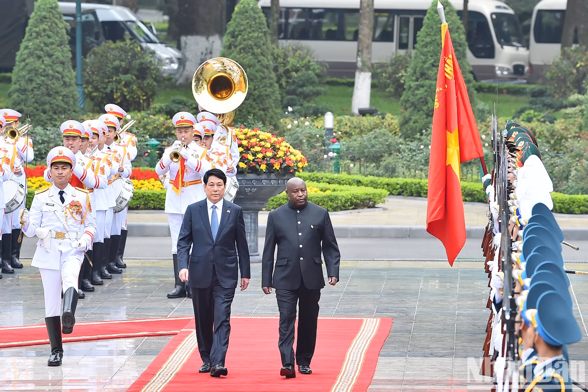越南国家主席梁强和布隆迪总统埃瓦里斯特·恩达伊施米耶检阅越南人民军仪仗队。