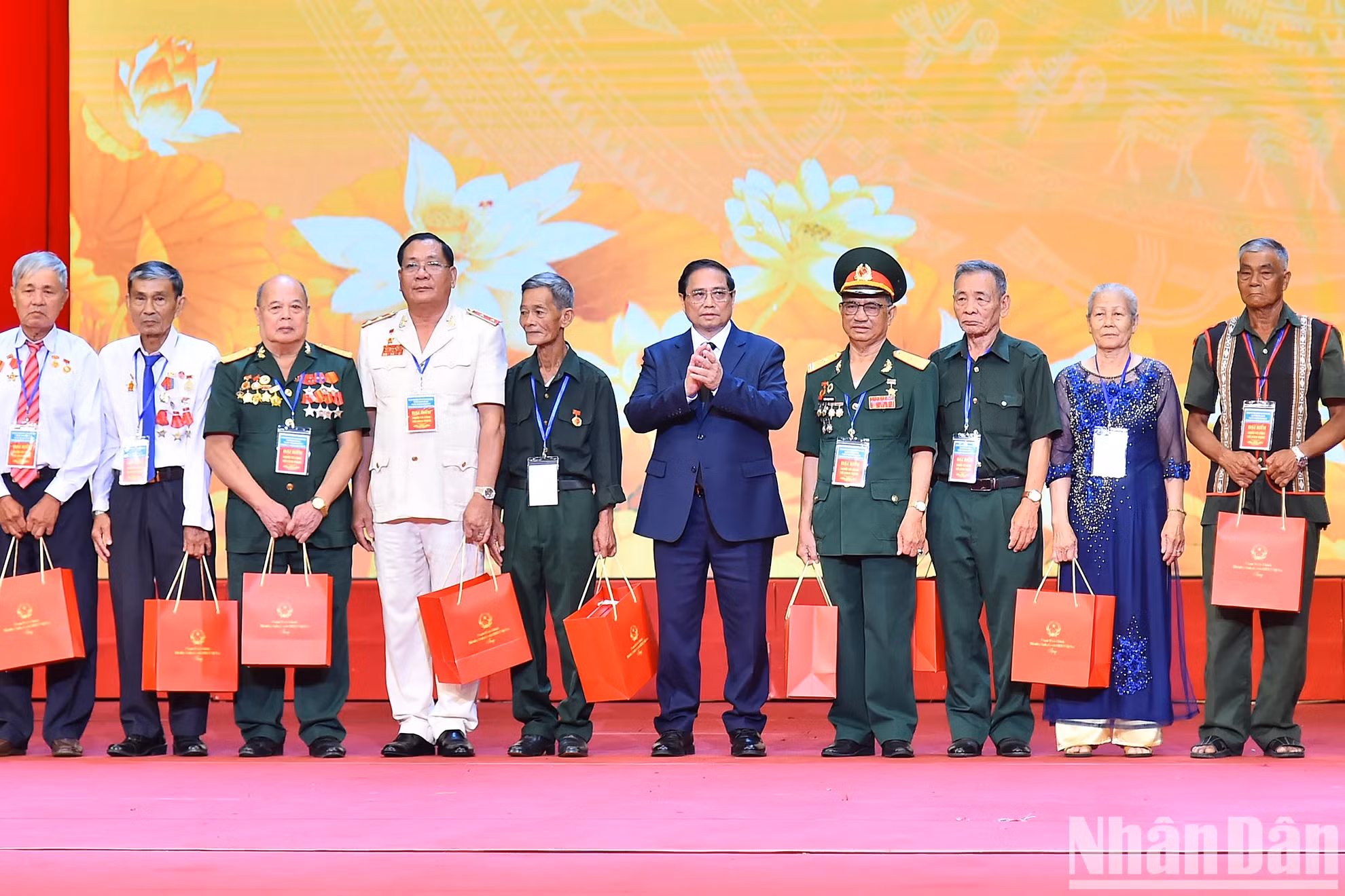 范明正总理向革命有功人员送去慰问品。