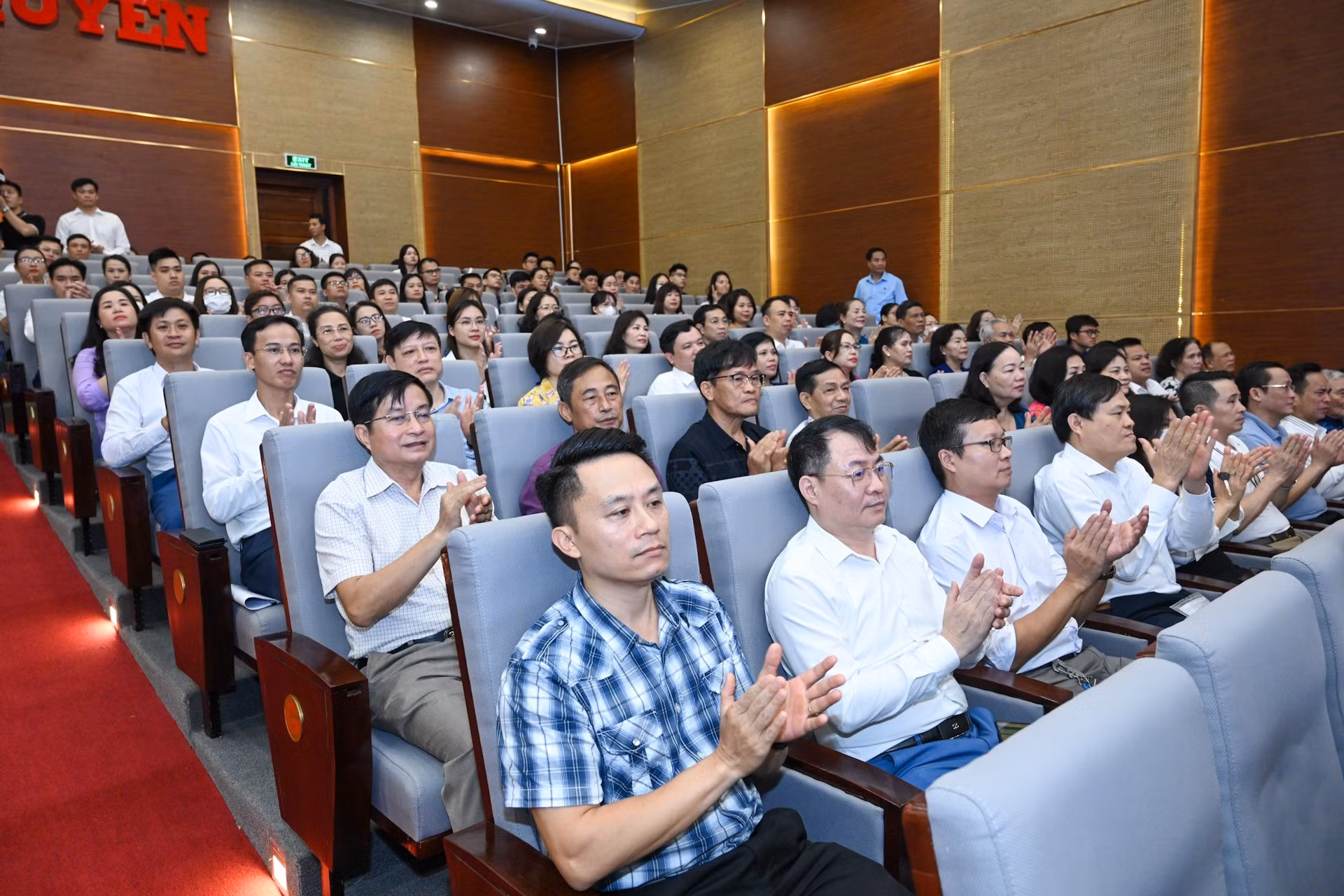 吴权郡众多选民出席会议。 吴权郡众多选民出席会议。