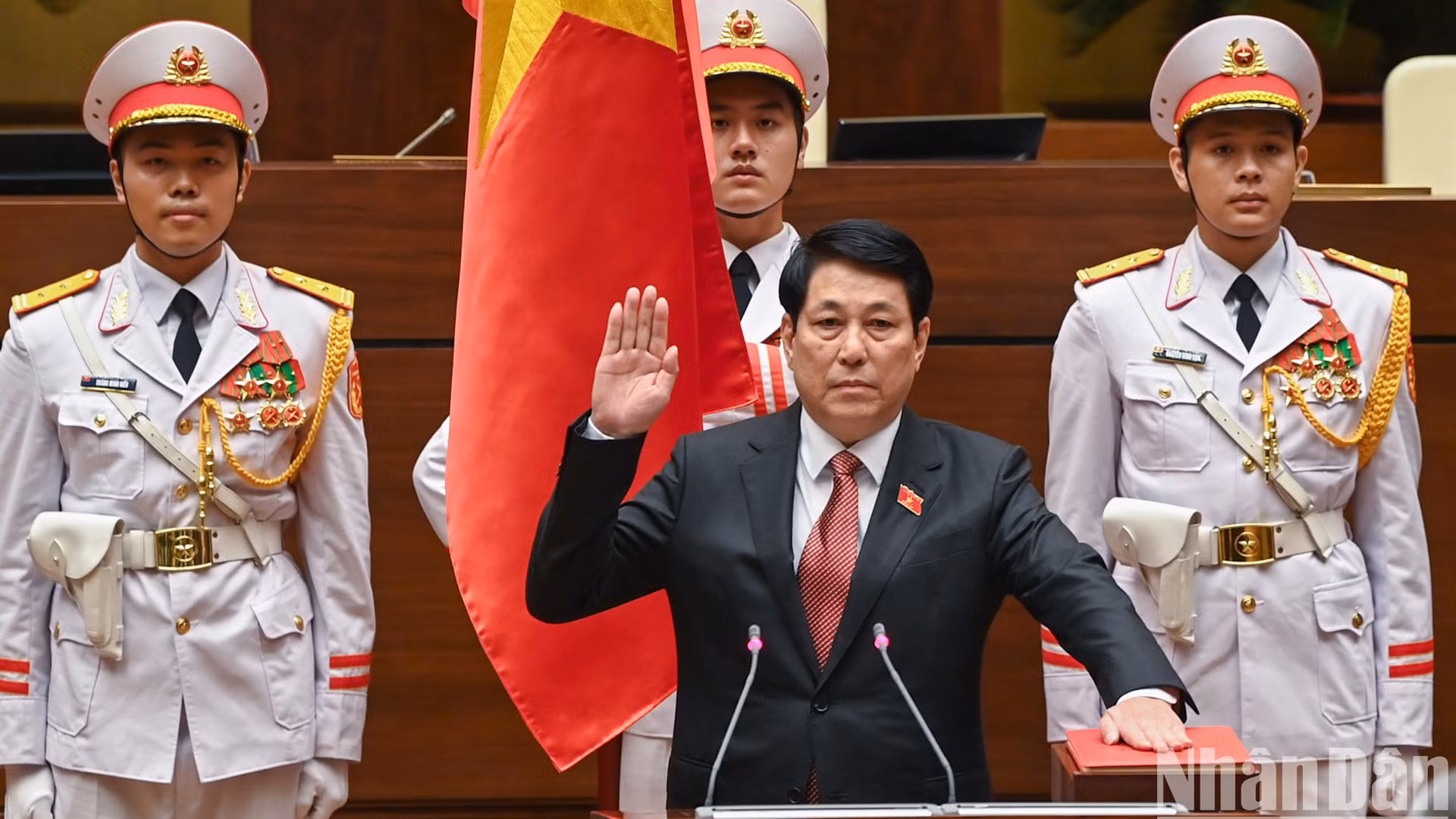 越南社会主义共和国主席梁强宣誓就职。