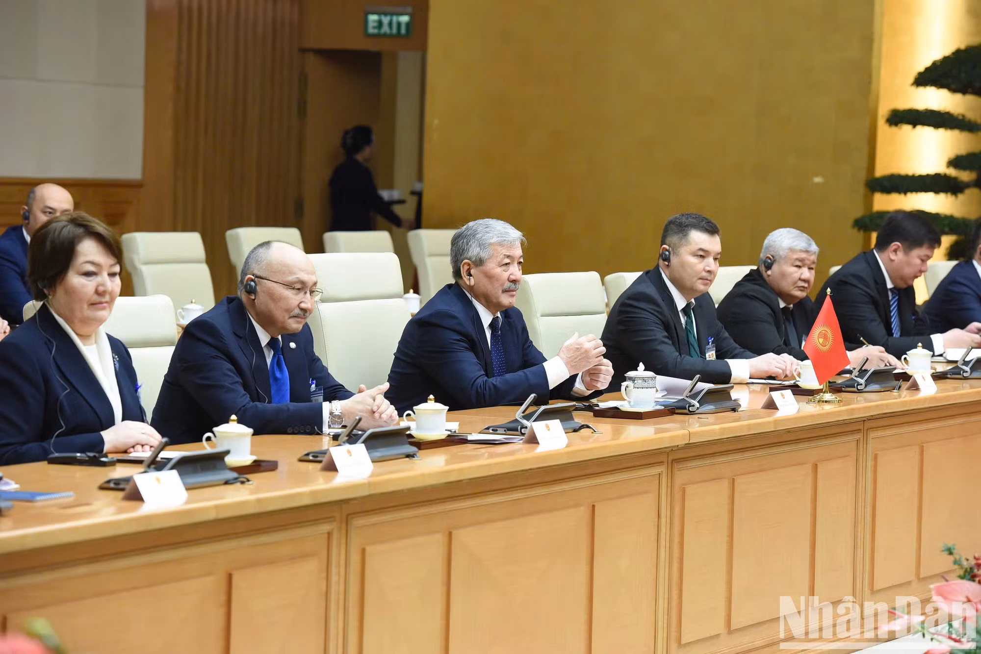 吉尔吉斯斯坦总理阿德尔别克·卡西马利耶夫和吉尔吉斯斯坦代表团成员。