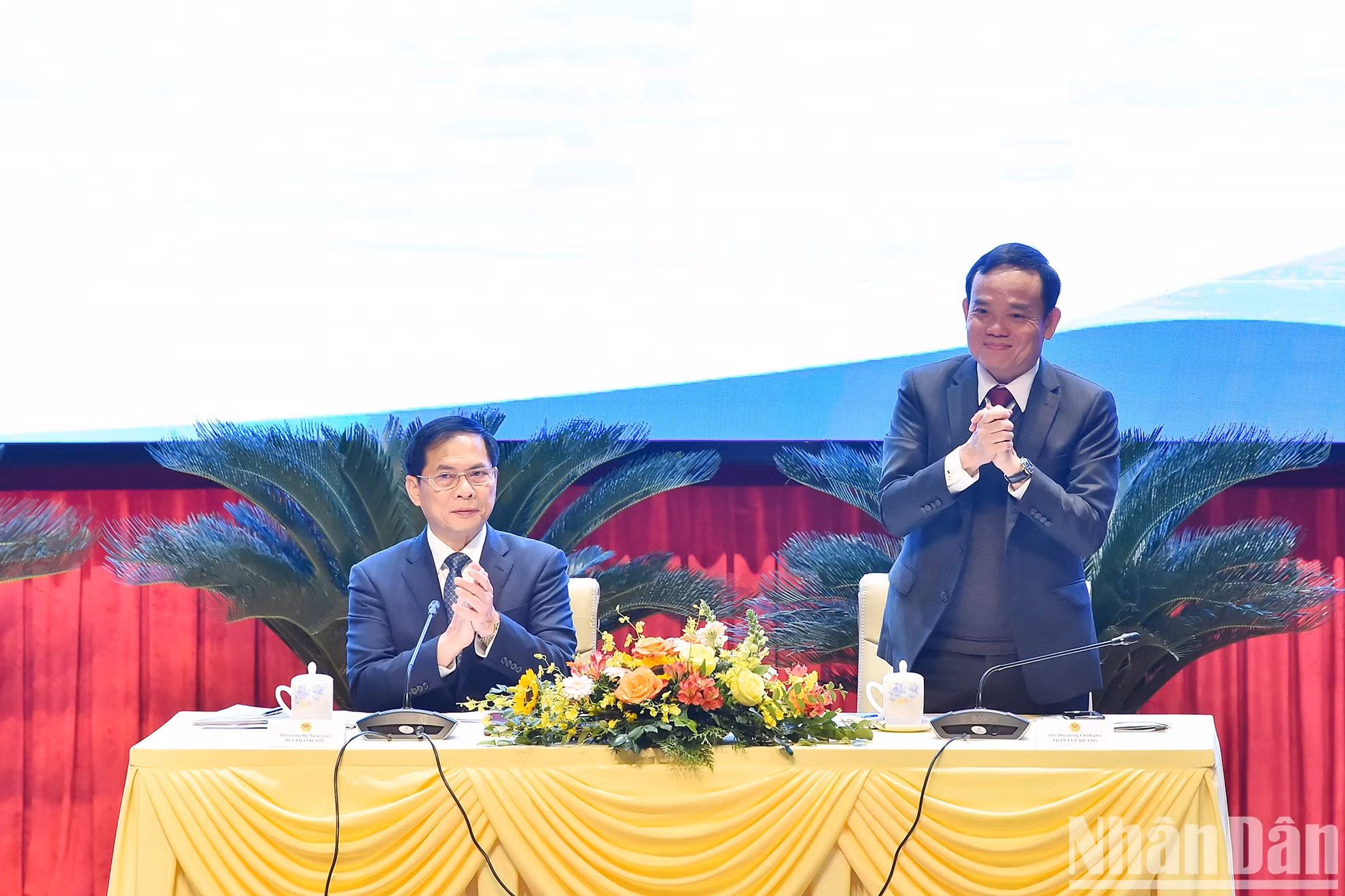 越南政府副总理陈流光和外交部长裴青山共同主持会议。(水原 摄) 越南政府副总理陈流光和外交部长裴青山共同主持会议。(水原 摄)