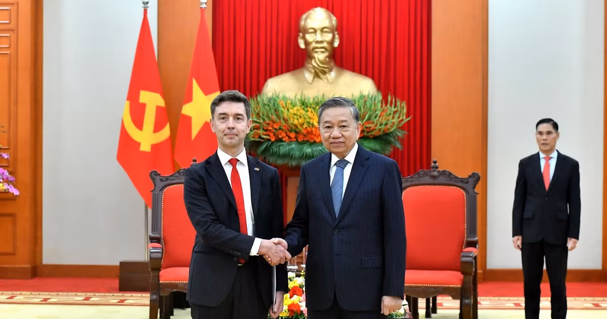 越共中央总书记苏林会见欧盟驻越南代表团团长朱利安·古尔利尔【组图】